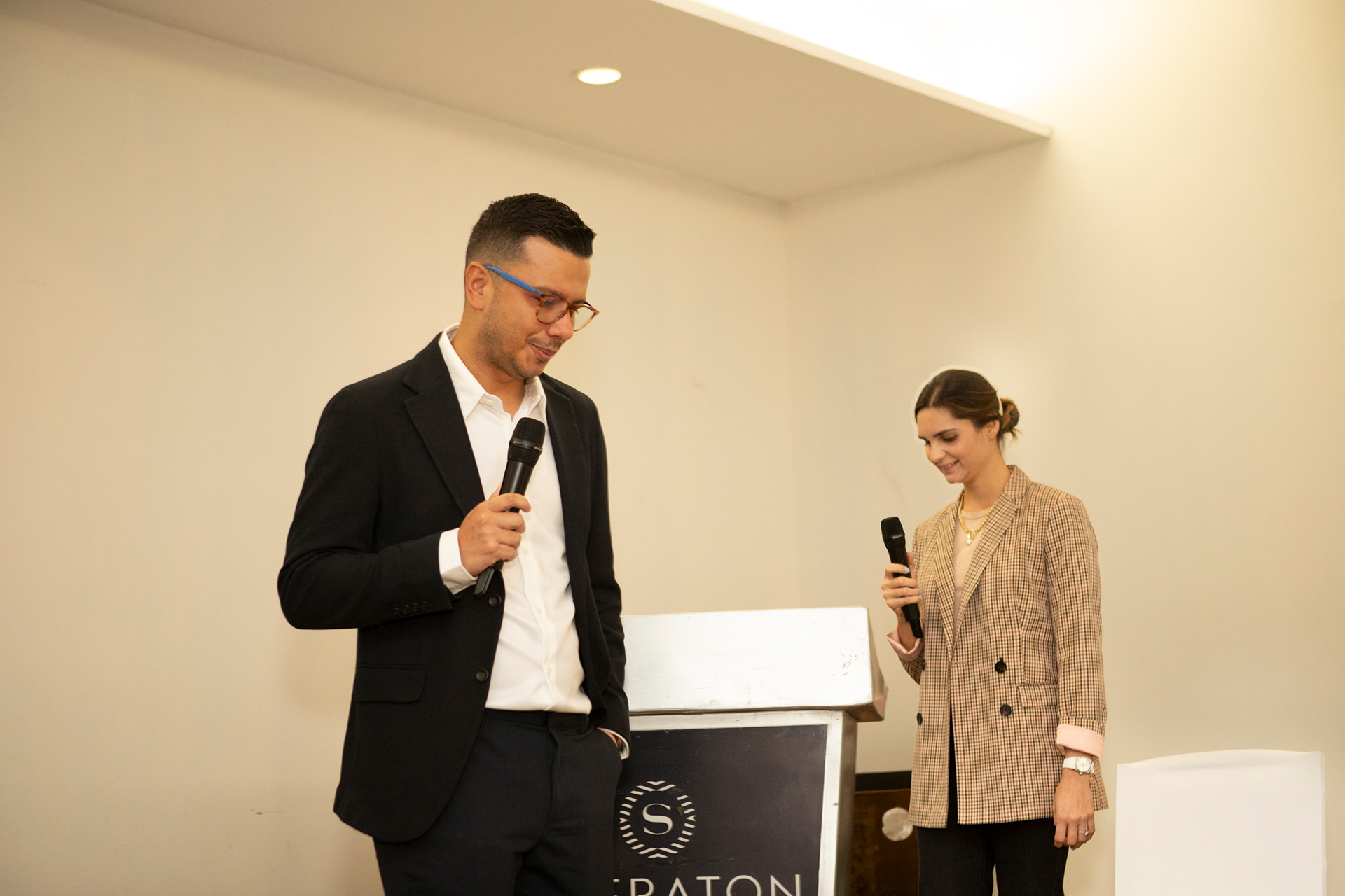 AI Powered Banking: una experiencia de innovación financiera organizada por Stefanini Group y Cobis Topaz en Panamá. Fotografía profesional que captura tecnología, networking y visión de futuro para la banca digital.