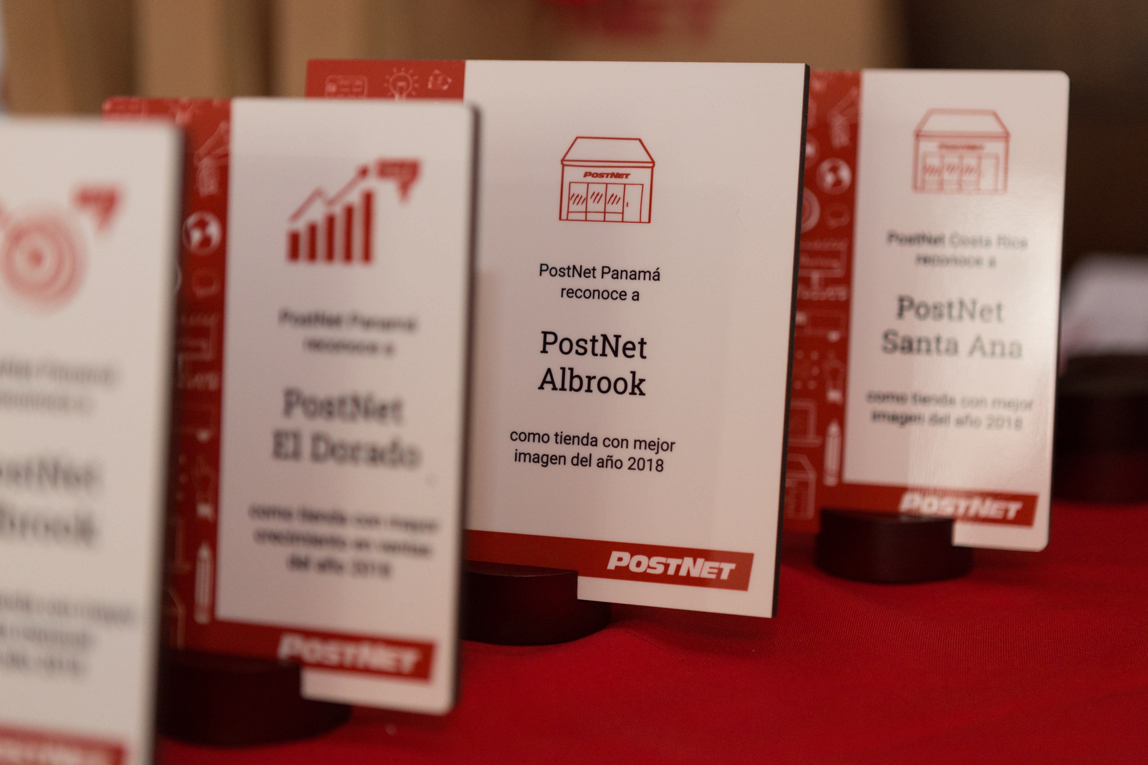 Momentos de la fiesta de Navidad de PostNet en Panamá, con fotografías que capturan alegría, compañerismo y espíritu corporativo festivo.
