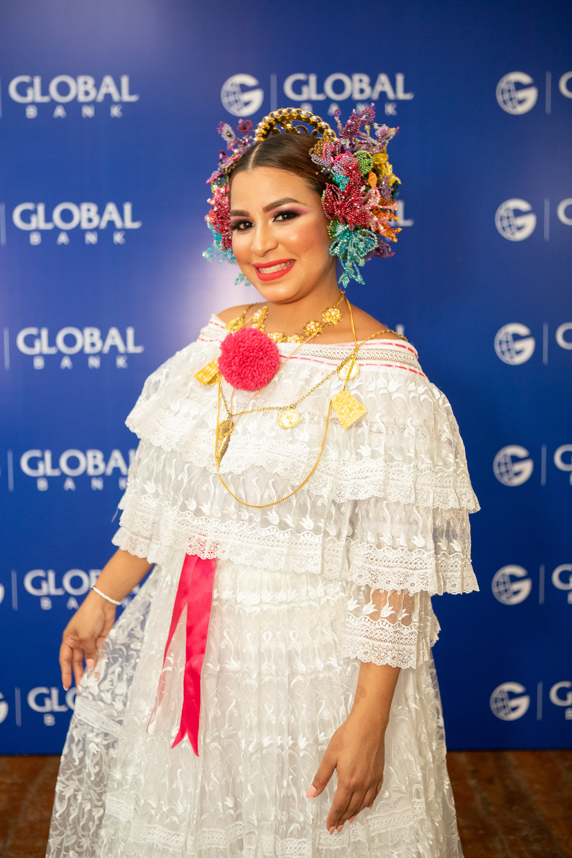 Presencia de Global Bank en el Desfile de las Mil Polleras 2024. Una fusión entre identidad nacional y compromiso institucional, capturada con mirada profesional y sensibilidad cultural.