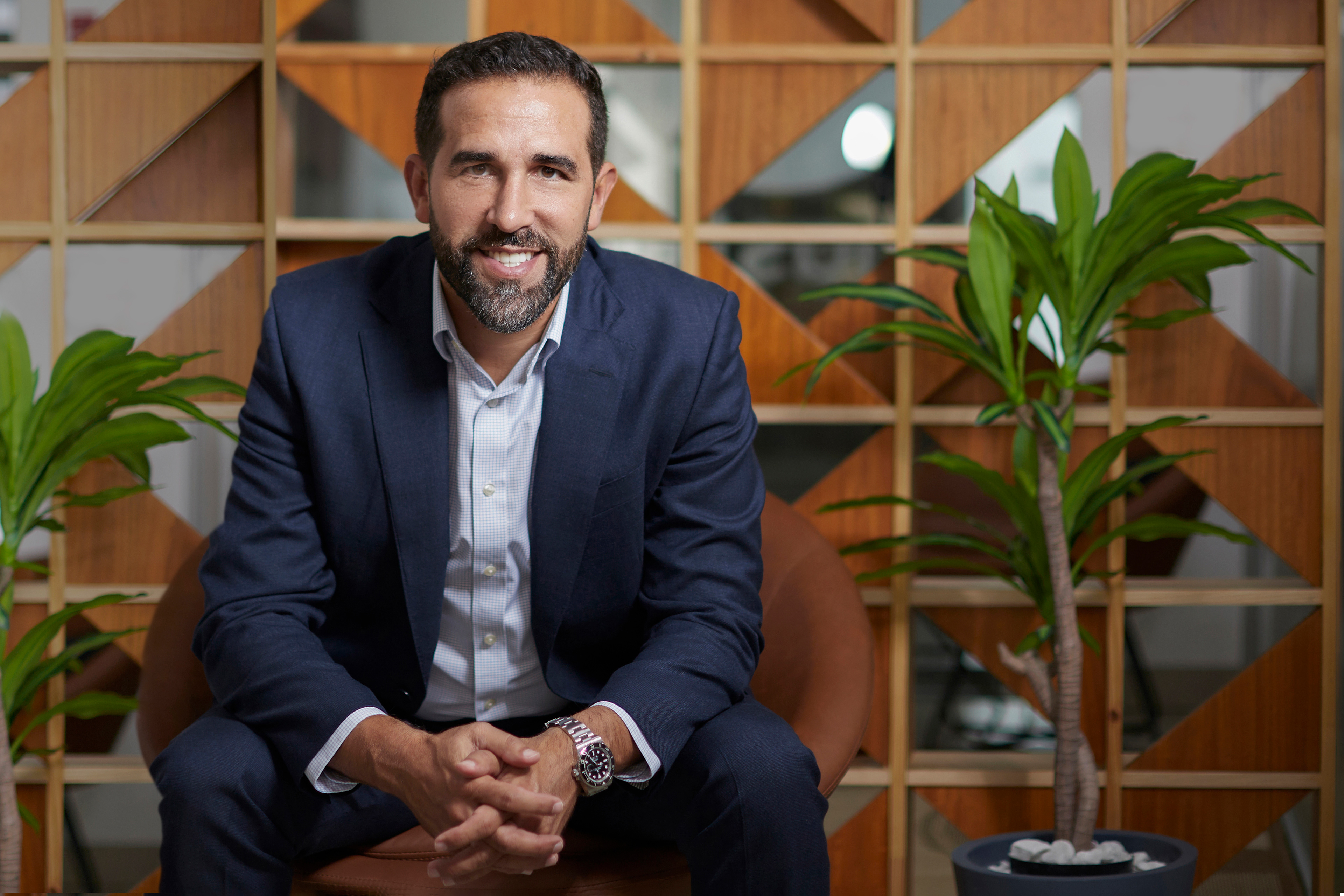 Retratos corporativos de Germán Rosón, Country Manager de Mastercard en Panamá. Imágenes que reflejan profesionalismo, liderazgo y presencia ejecutiva.