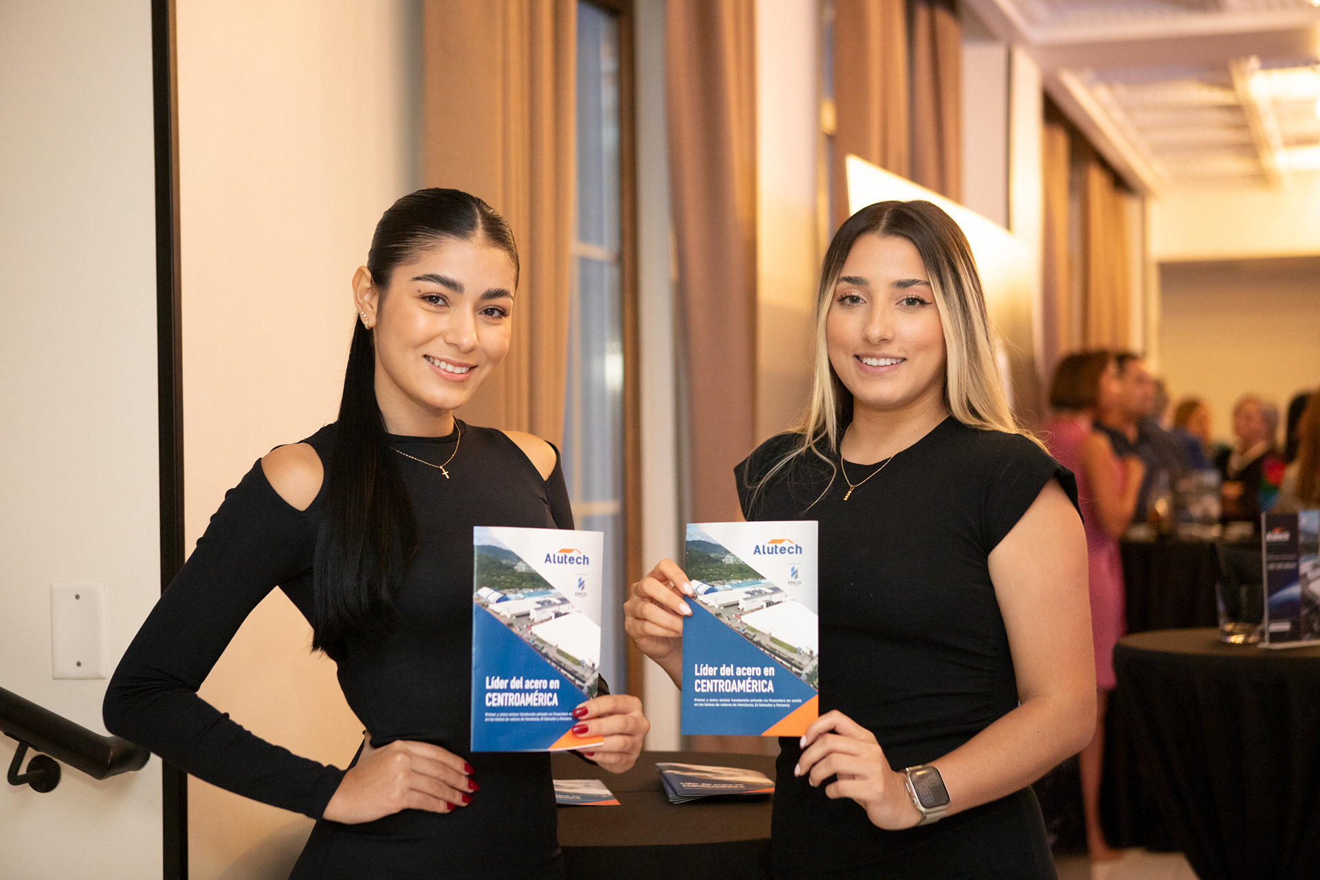 Imágenes del coctél de Alutech celebrando la emisión exitosa de su bono rotativo. Captura profesional para memorias empresariales, prensa y comunicación interna.