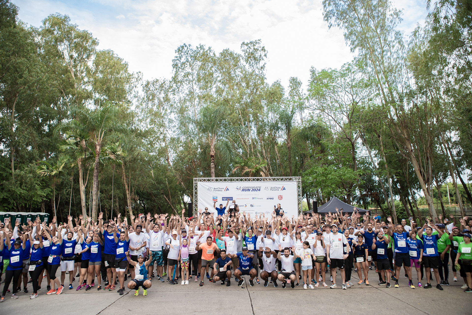 Instantáneas de la Carrera AmCham 2024 en Ciudad de Panamá: energía, comunidad y bienestar empresarial en cada paso. Ideal para reportes de RSE, redes sociales y memorias corporativas.