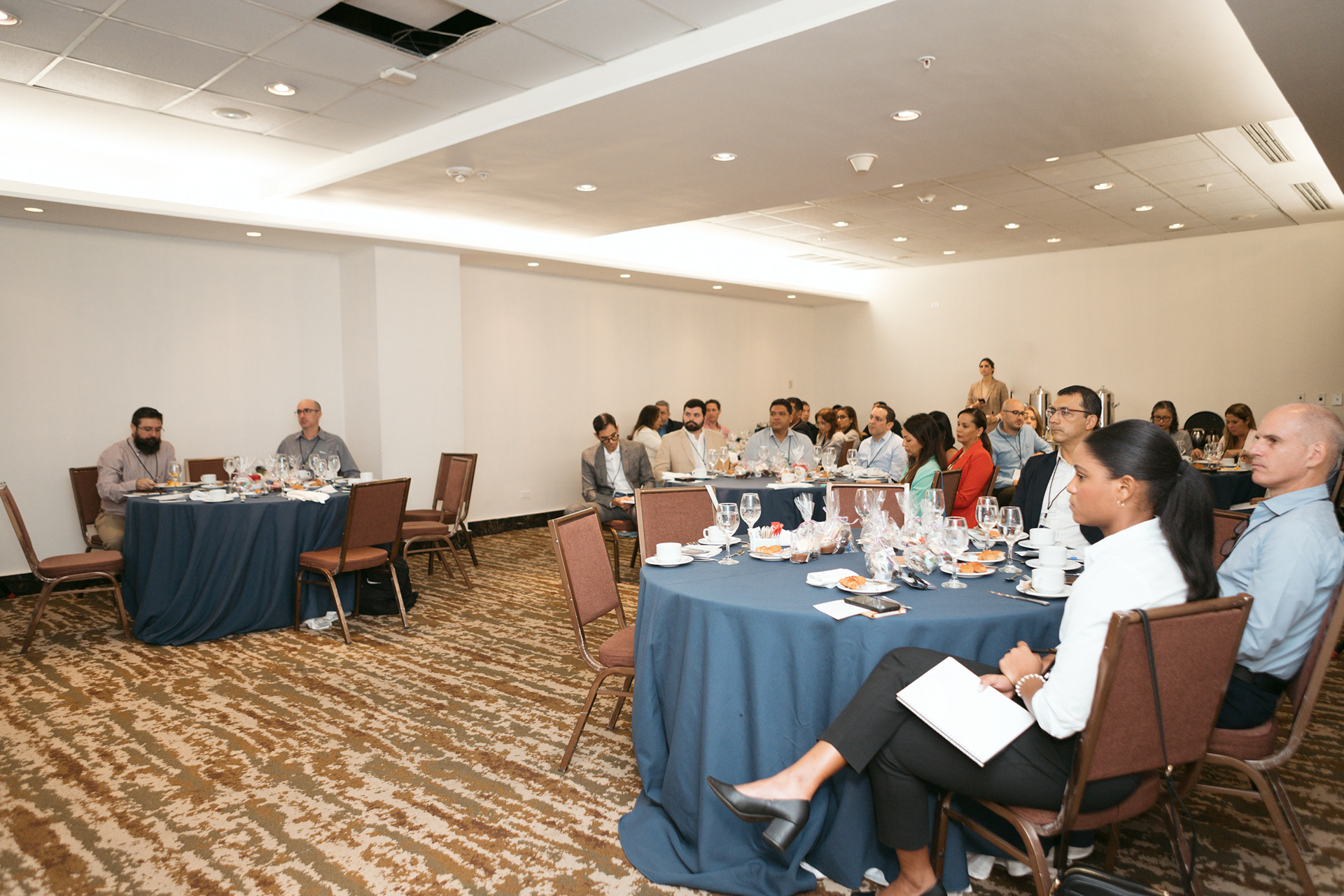 AI Powered Banking: una experiencia de innovación financiera organizada por Stefanini Group y Cobis Topaz en Panamá. Fotografía profesional que captura tecnología, networking y visión de futuro para la banca digital.