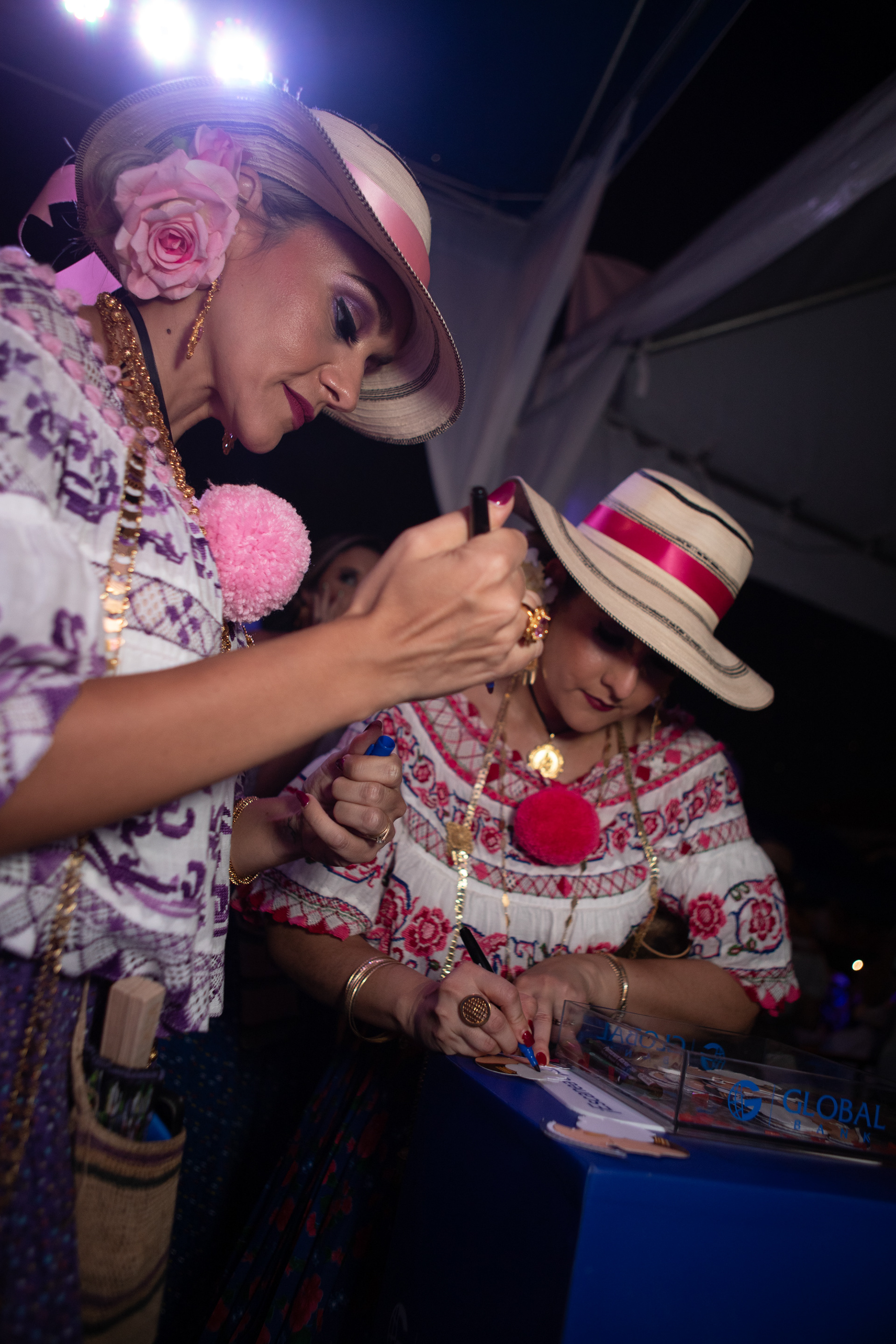 Presencia de Global Bank en el Desfile de las Mil Polleras 2024. Una fusión entre identidad nacional y compromiso institucional, capturada con mirada profesional y sensibilidad cultural.