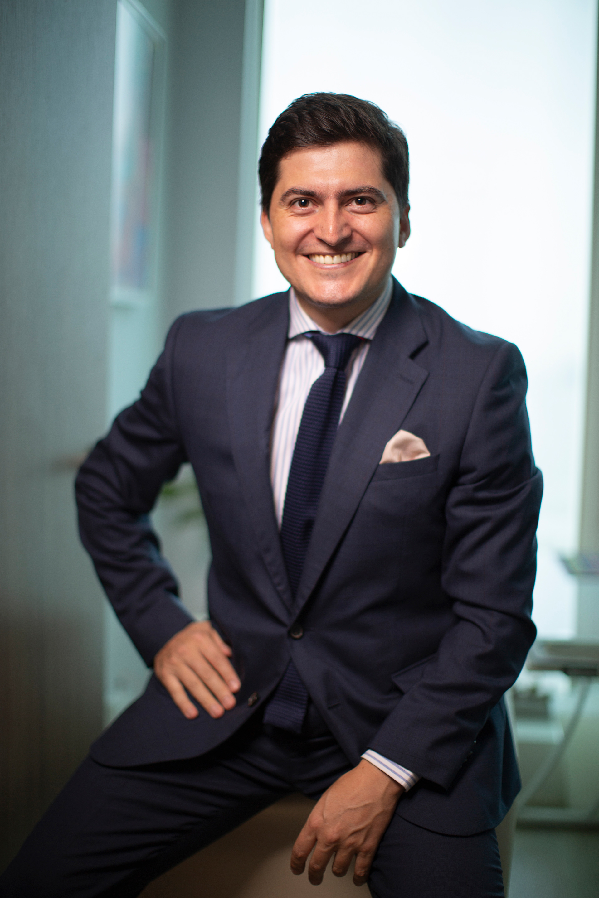 Retratos profesionales de Elkin Cetina, gerente en Mastercard Panamá. Una sesión diseñada para reflejar su liderazgo y presencia sólida en el sector financiero.
