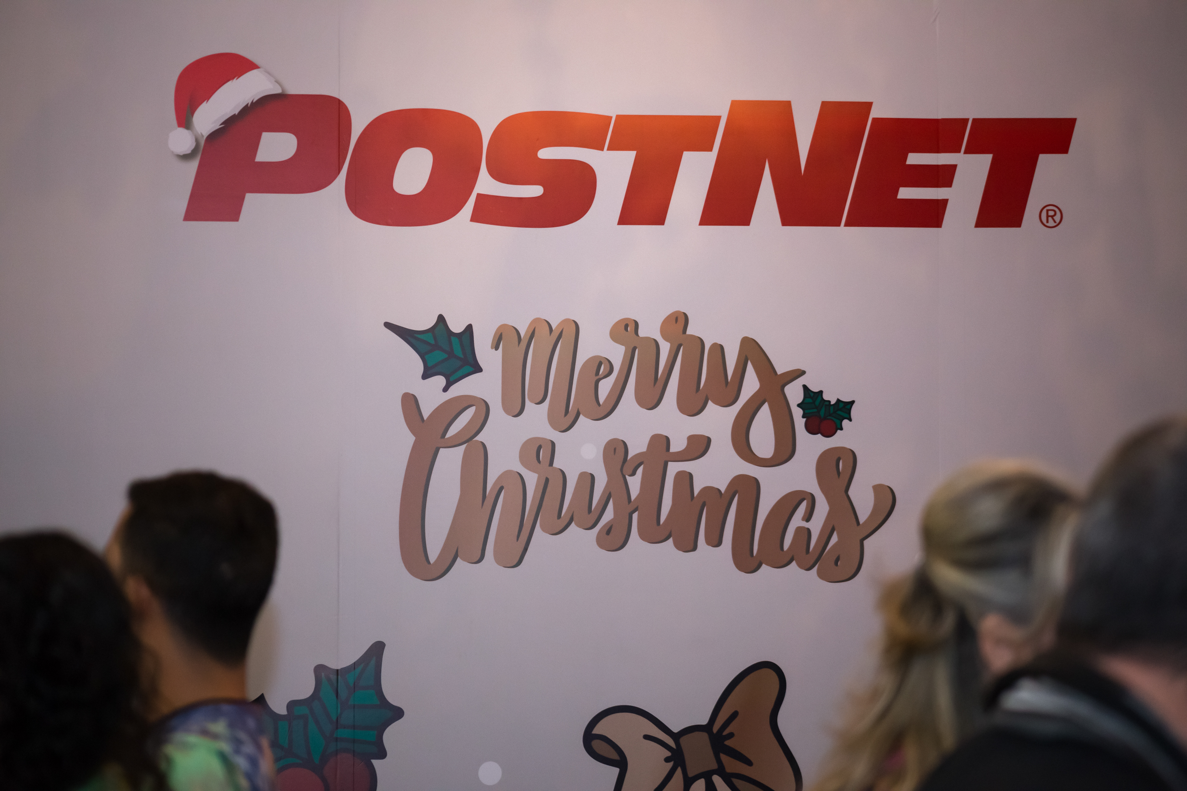 Momentos de la fiesta de Navidad de PostNet en Panamá, con fotografías que capturan alegría, compañerismo y espíritu corporativo festivo.