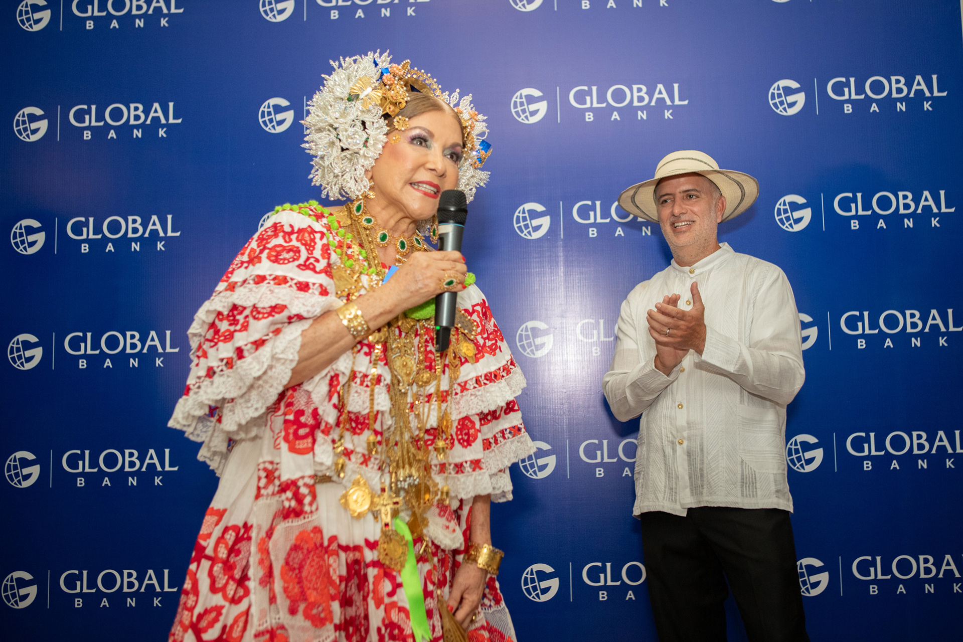 Presencia de Global Bank en el Desfile de las Mil Polleras 2024. Una fusión entre identidad nacional y compromiso institucional, capturada con mirada profesional y sensibilidad cultural.