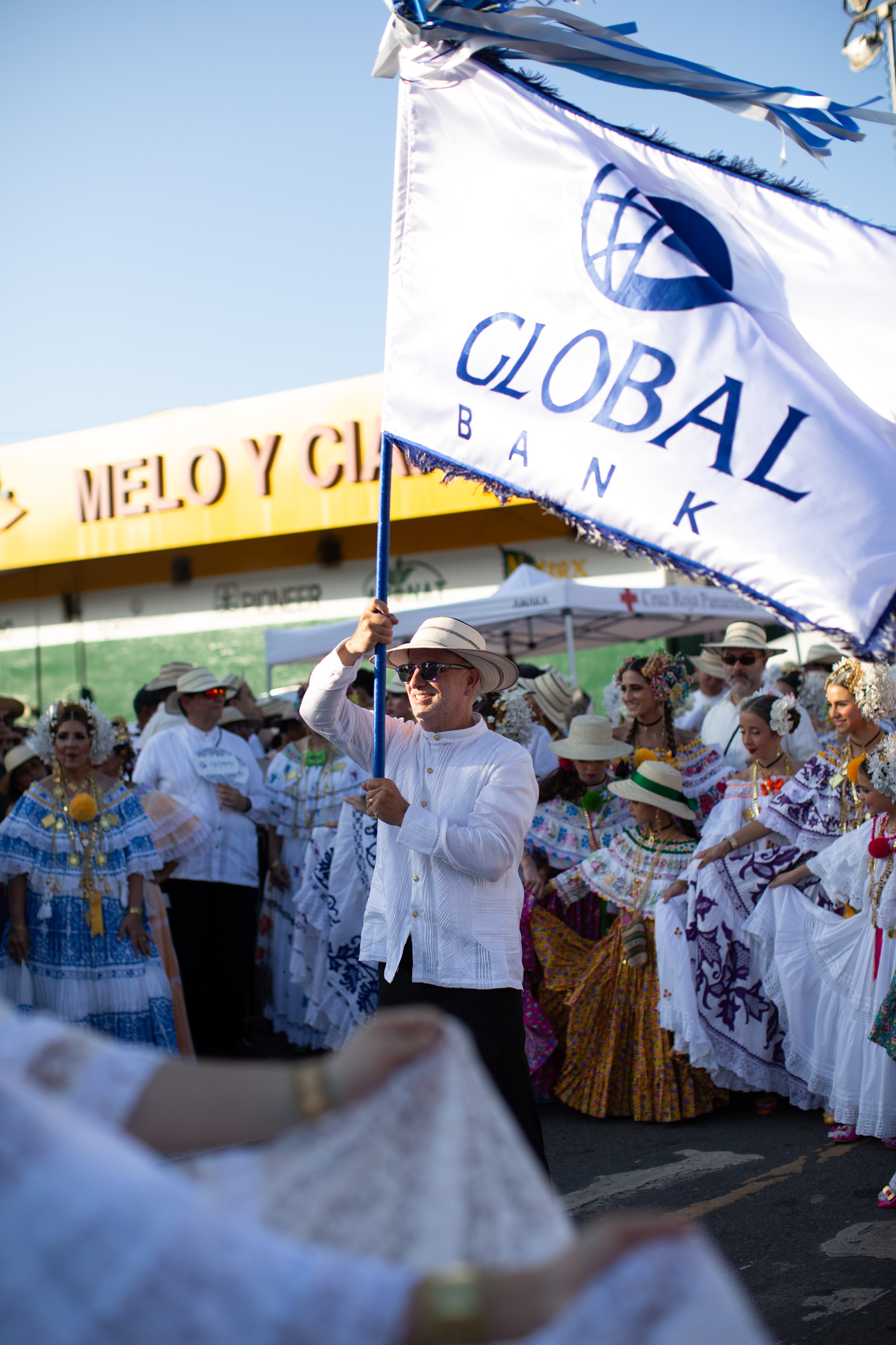 Presencia de Global Bank en el Desfile de las Mil Polleras 2024. Una fusión entre identidad nacional y compromiso institucional, capturada con mirada profesional y sensibilidad cultural.