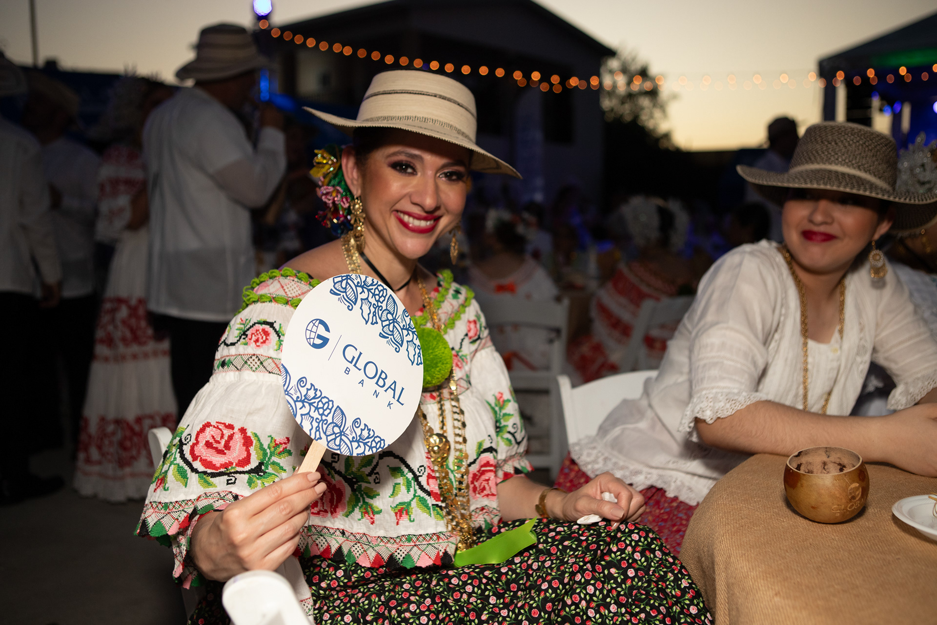 Presencia de Global Bank en el Desfile de las Mil Polleras 2024. Una fusión entre identidad nacional y compromiso institucional, capturada con mirada profesional y sensibilidad cultural.