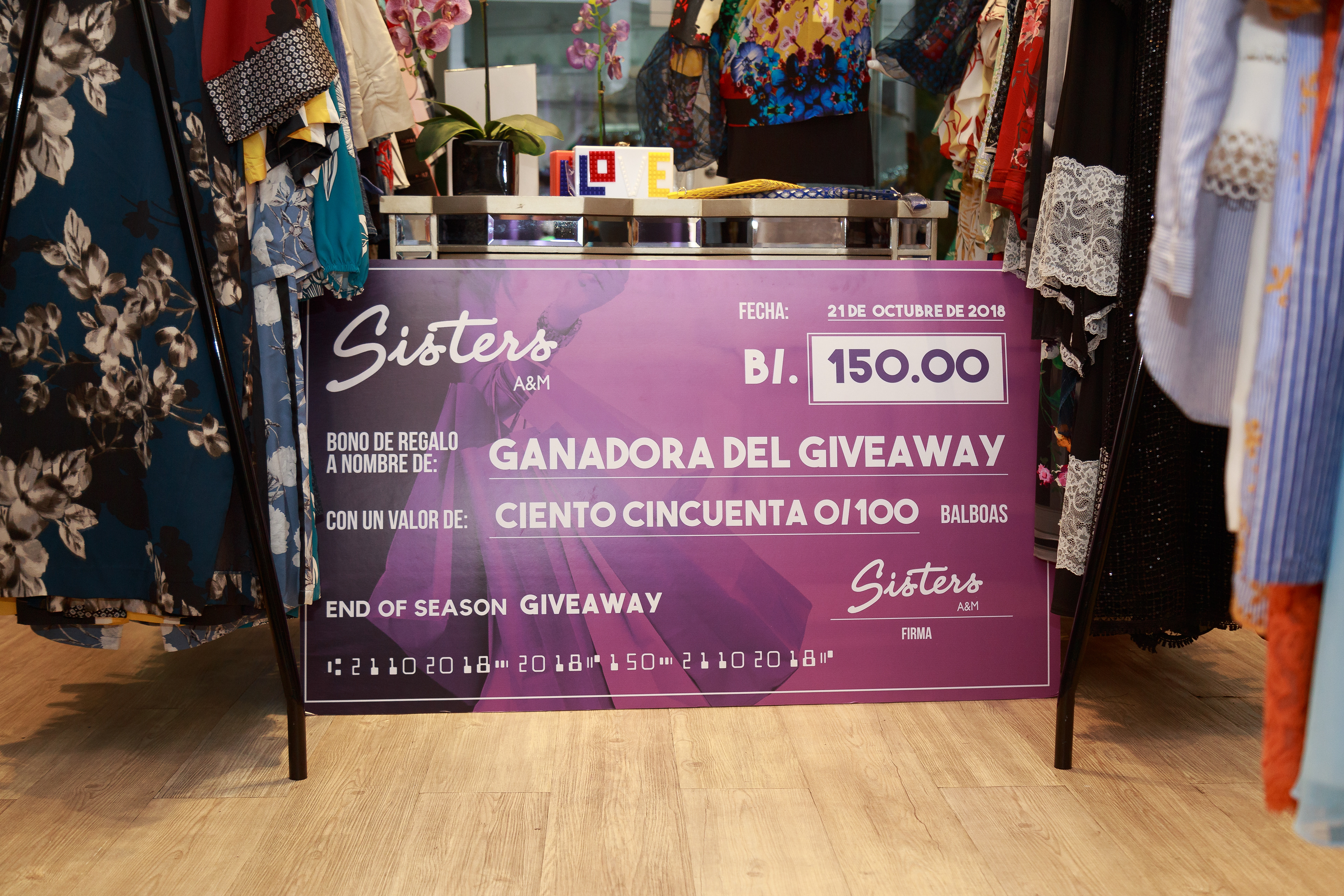 Cobertura del evento SALE de Sisters Boutique en Panamá, capturando el ambiente de moda, interacción con clientes y detalles de una jornada de compras especial.