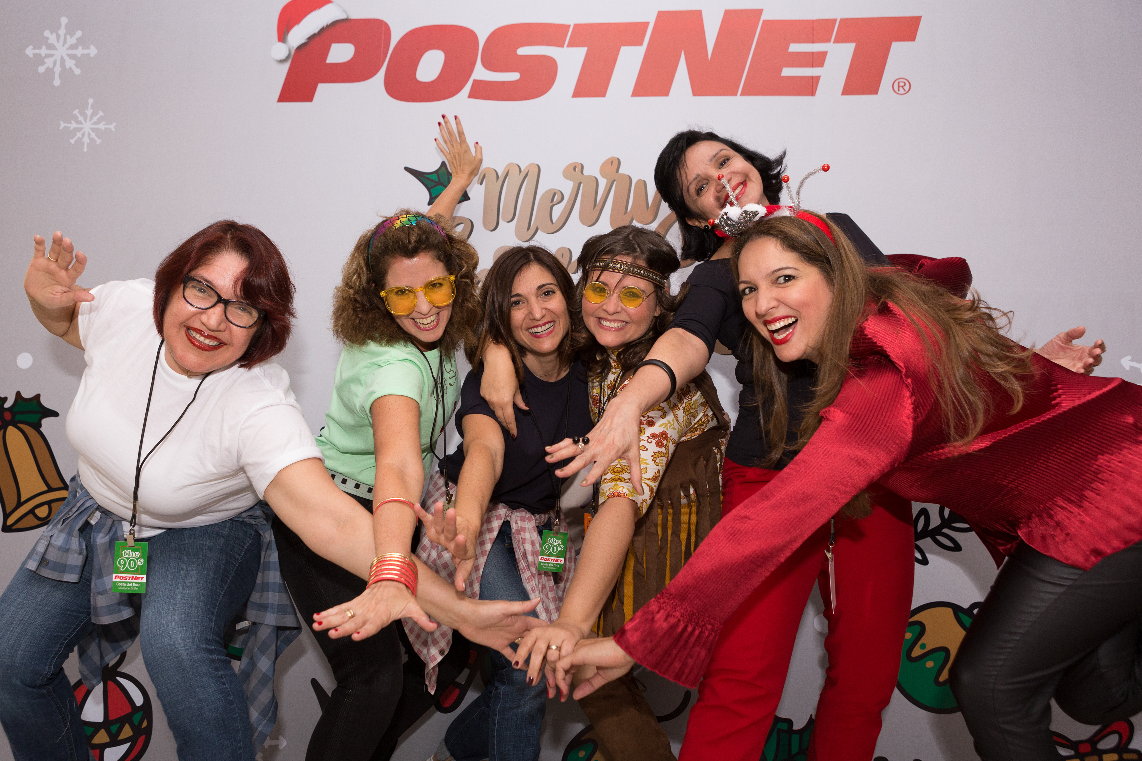 Momentos de la fiesta de Navidad de PostNet en Panamá, con fotografías que capturan alegría, compañerismo y espíritu corporativo festivo.