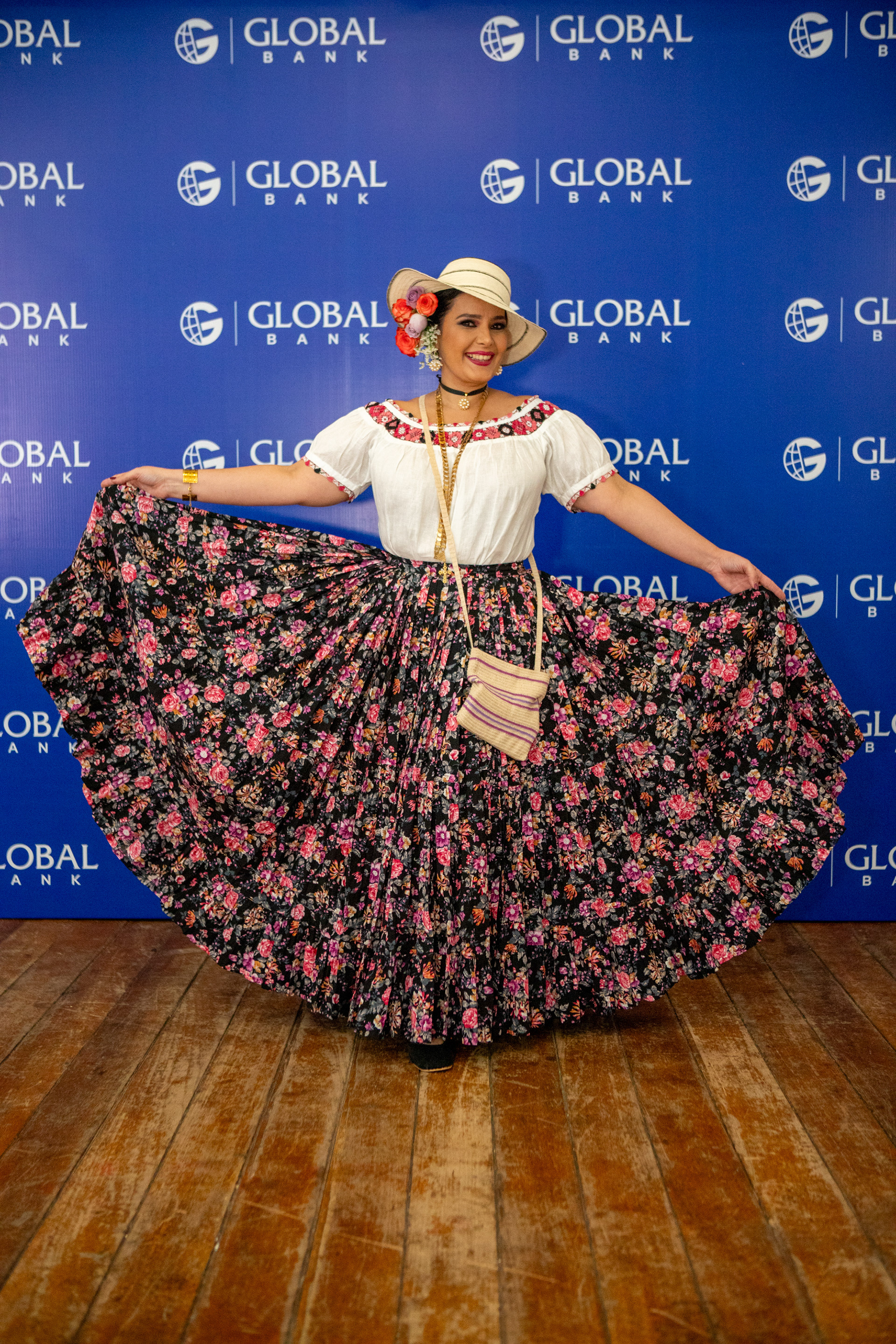 Presencia de Global Bank en el Desfile de las Mil Polleras 2024. Una fusión entre identidad nacional y compromiso institucional, capturada con mirada profesional y sensibilidad cultural.