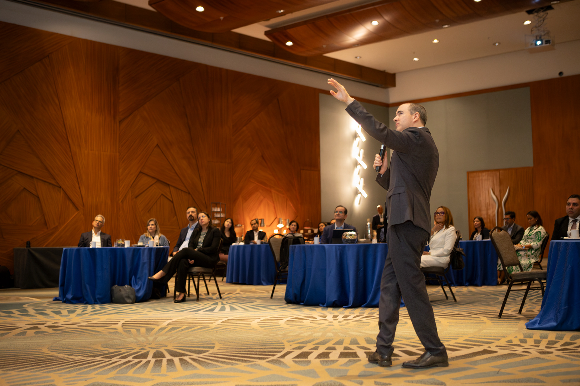 Imágenes del conversatorio organizado por Citi sobre elecciones en Estados Unidos, capturando momentos clave, ponentes y la interacción profesional durante el evento.
