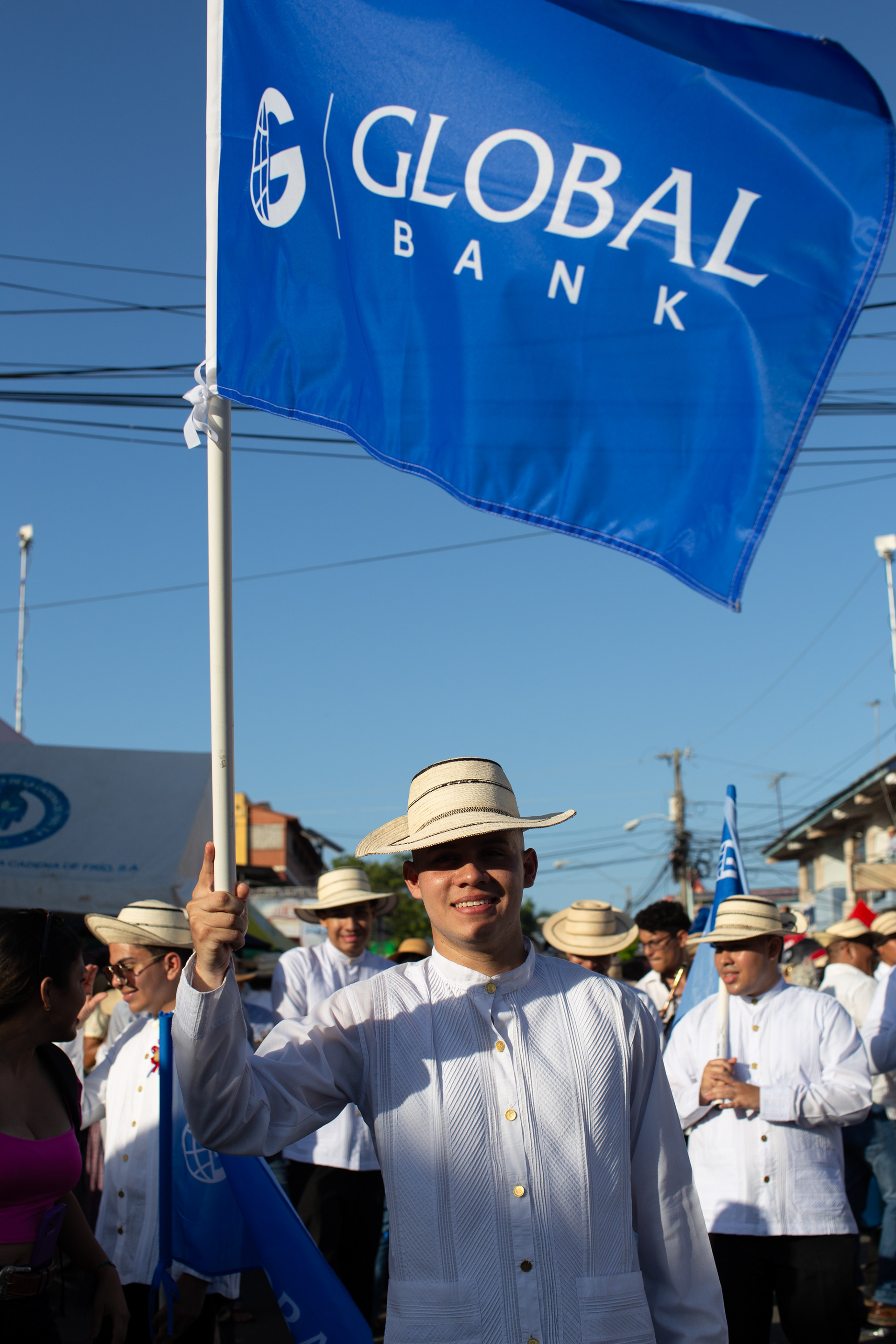 Presencia de Global Bank en el Desfile de las Mil Polleras 2024. Una fusión entre identidad nacional y compromiso institucional, capturada con mirada profesional y sensibilidad cultural.