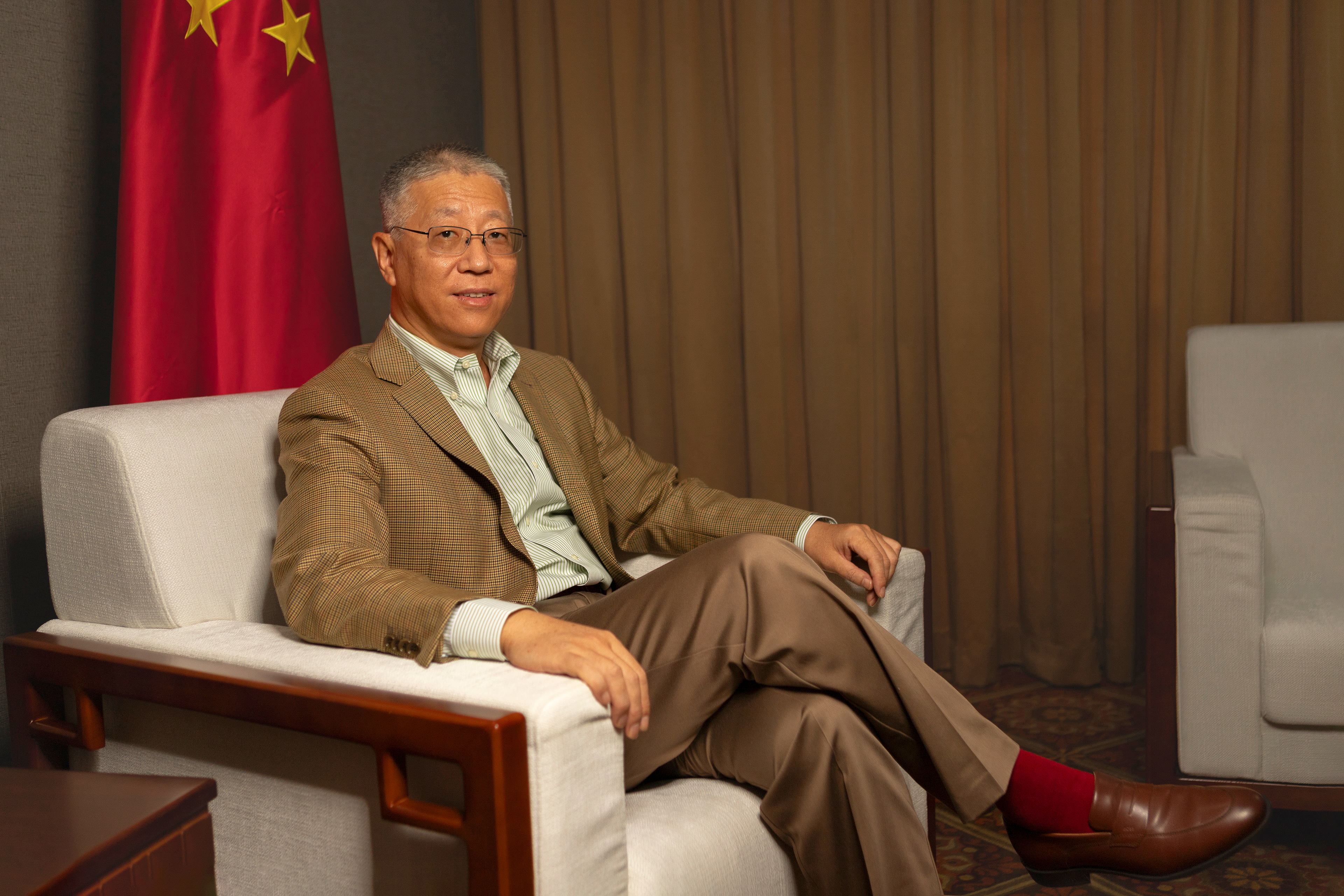 Retratos oficiales de Wei Quiang, Embajador de China en Panamá. Una sesión formal que resalta su autoridad, compromiso diplomático y presencia institucional.