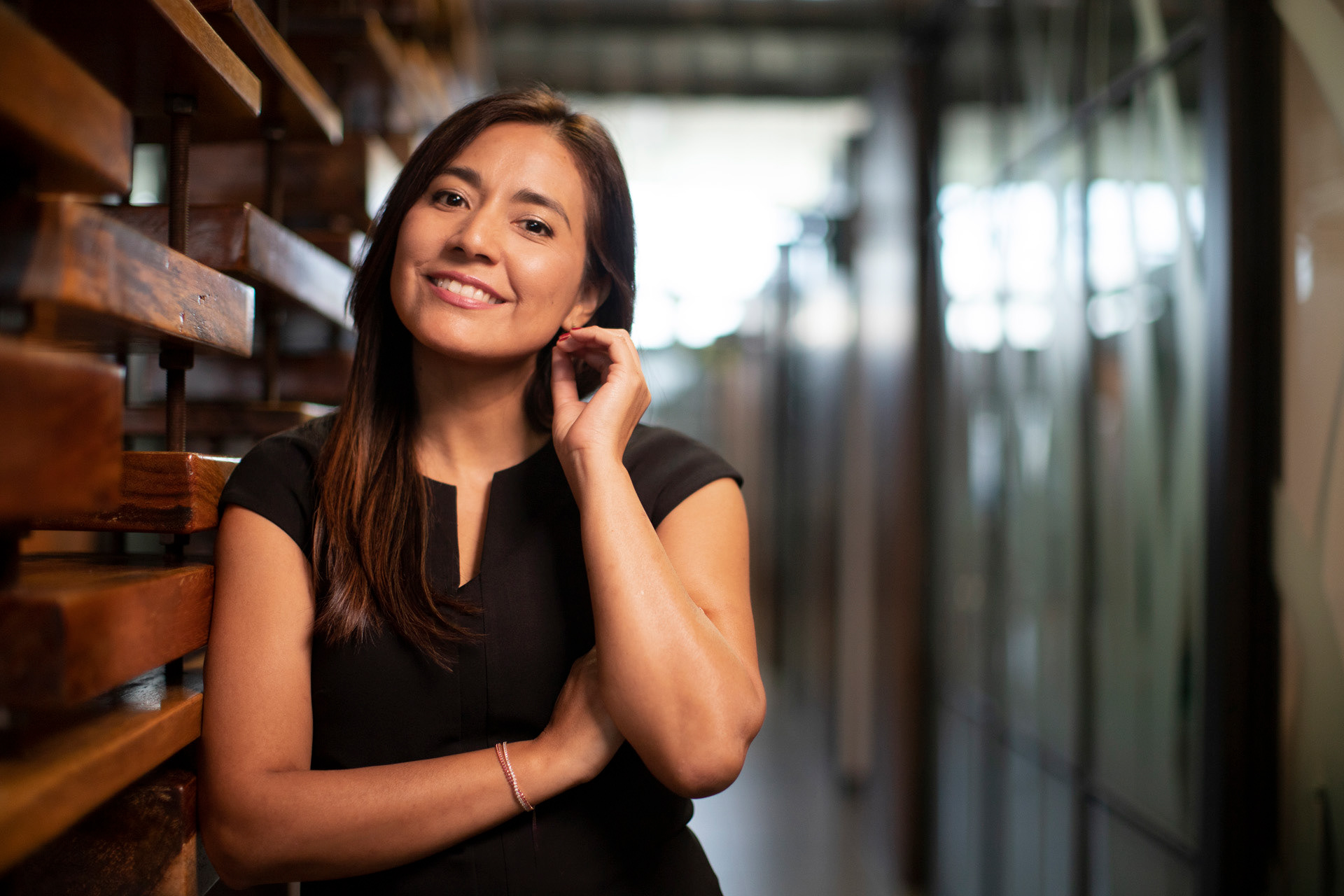 Retratos ejecutivos de Luisa Pino, Director de Account Management en Mastercard Panamá. Una sesión que destaca su profesionalismo y liderazgo en la gestión de cuentas clave.