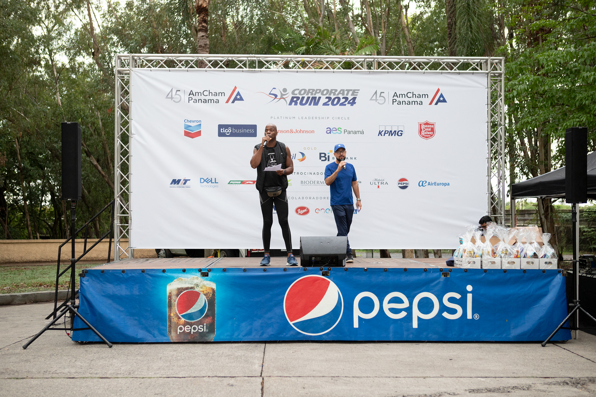 Instantáneas de la Carrera AmCham 2024 en Ciudad de Panamá: energía, comunidad y bienestar empresarial en cada paso. Ideal para reportes de RSE, redes sociales y memorias corporativas.