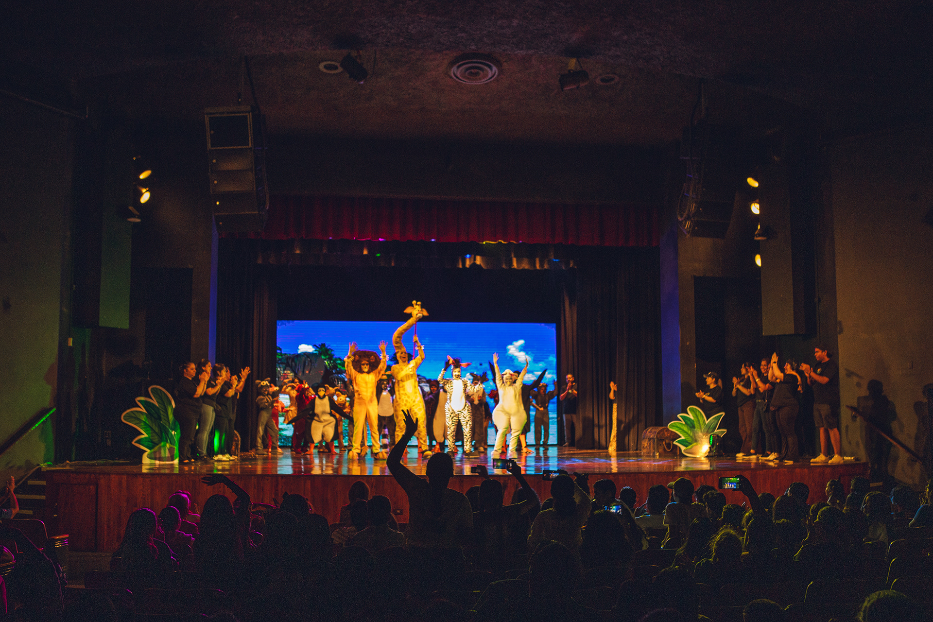 Momentos del musical Madagascar presentado por Smart Academy en el Teatro Ascanio Arosemena. Una cobertura completa de luces, emociones y talento en escena. Ideal para portafolios escolares, redes y memorias familiares.