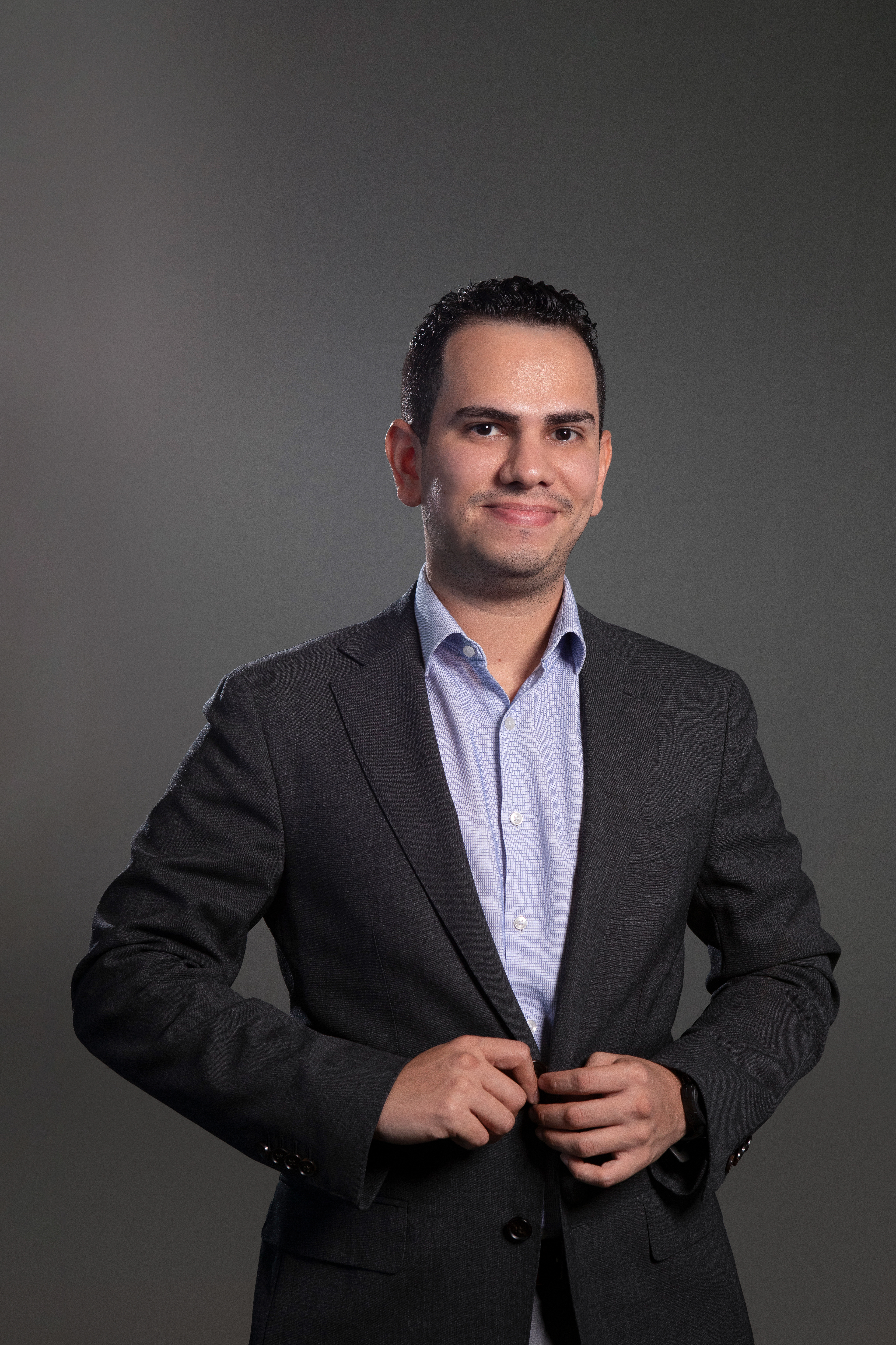 Retratos corporativos del equipo de Singular Securities en Panamá. Una sesión profesional que refleja unidad, experiencia y compromiso en el ámbito financiero.