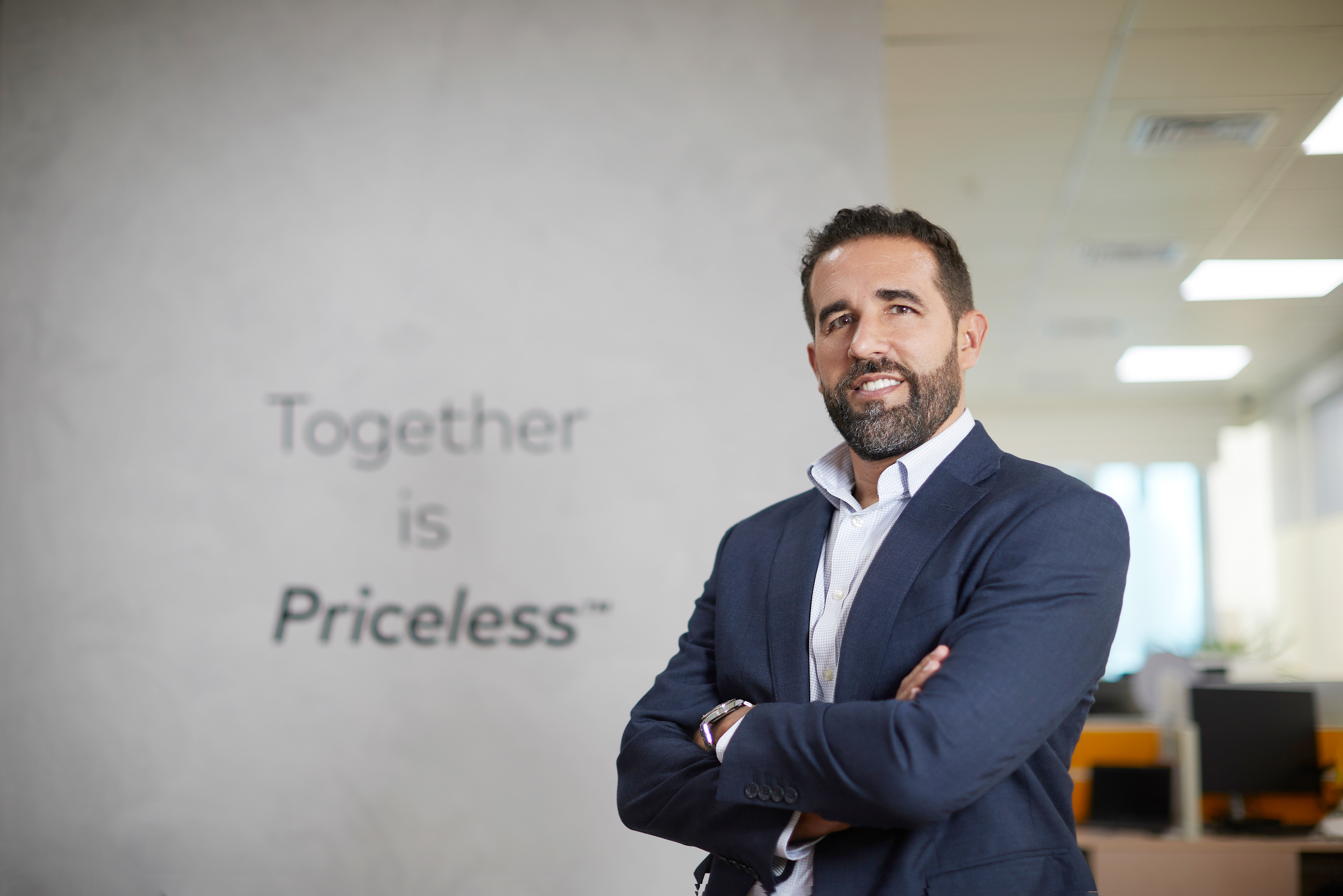Retratos corporativos de Germán Rosón, Country Manager de Mastercard en Panamá. Imágenes que reflejan profesionalismo, liderazgo y presencia ejecutiva.