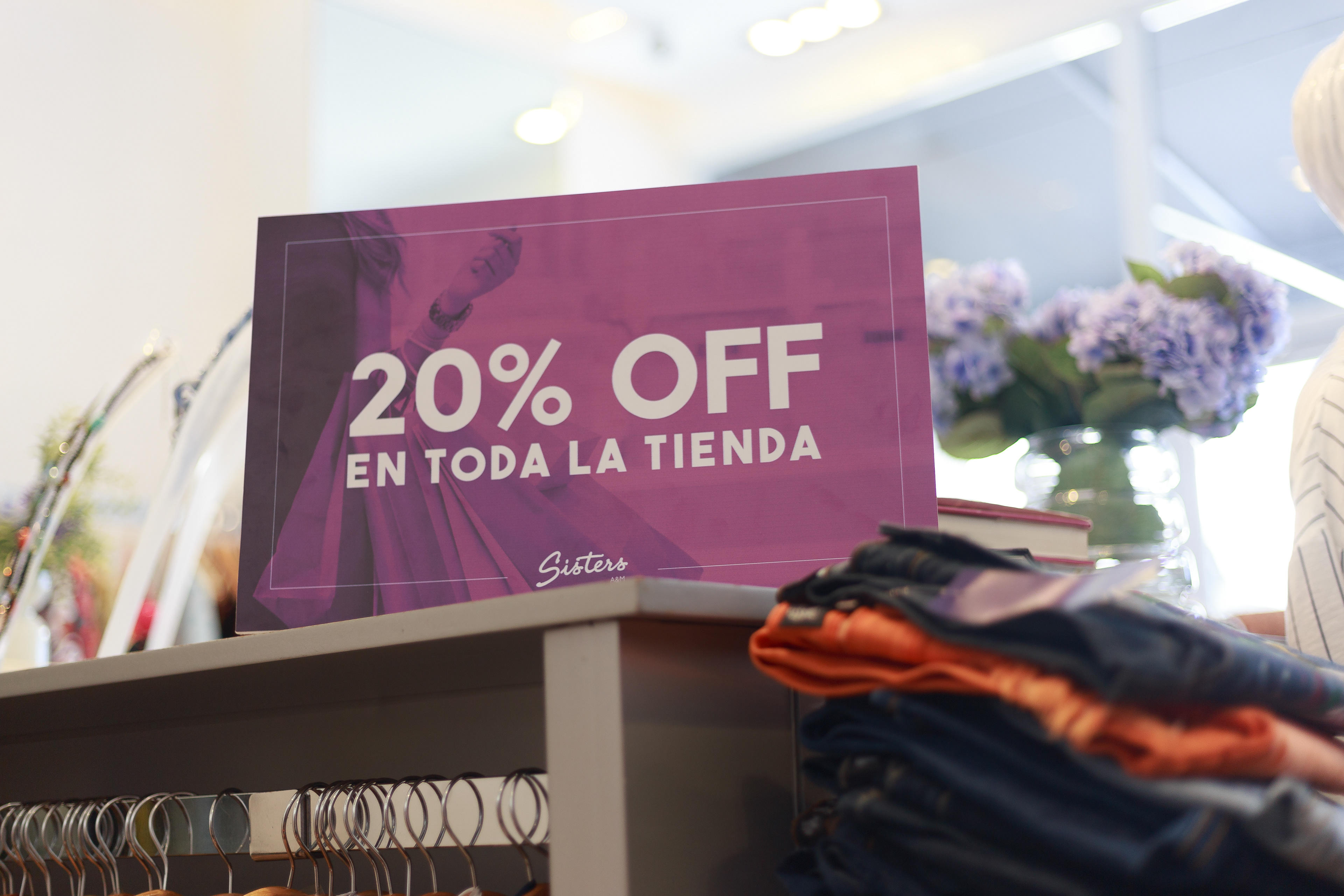 Cobertura del evento SALE de Sisters Boutique en Panamá, capturando el ambiente de moda, interacción con clientes y detalles de una jornada de compras especial.