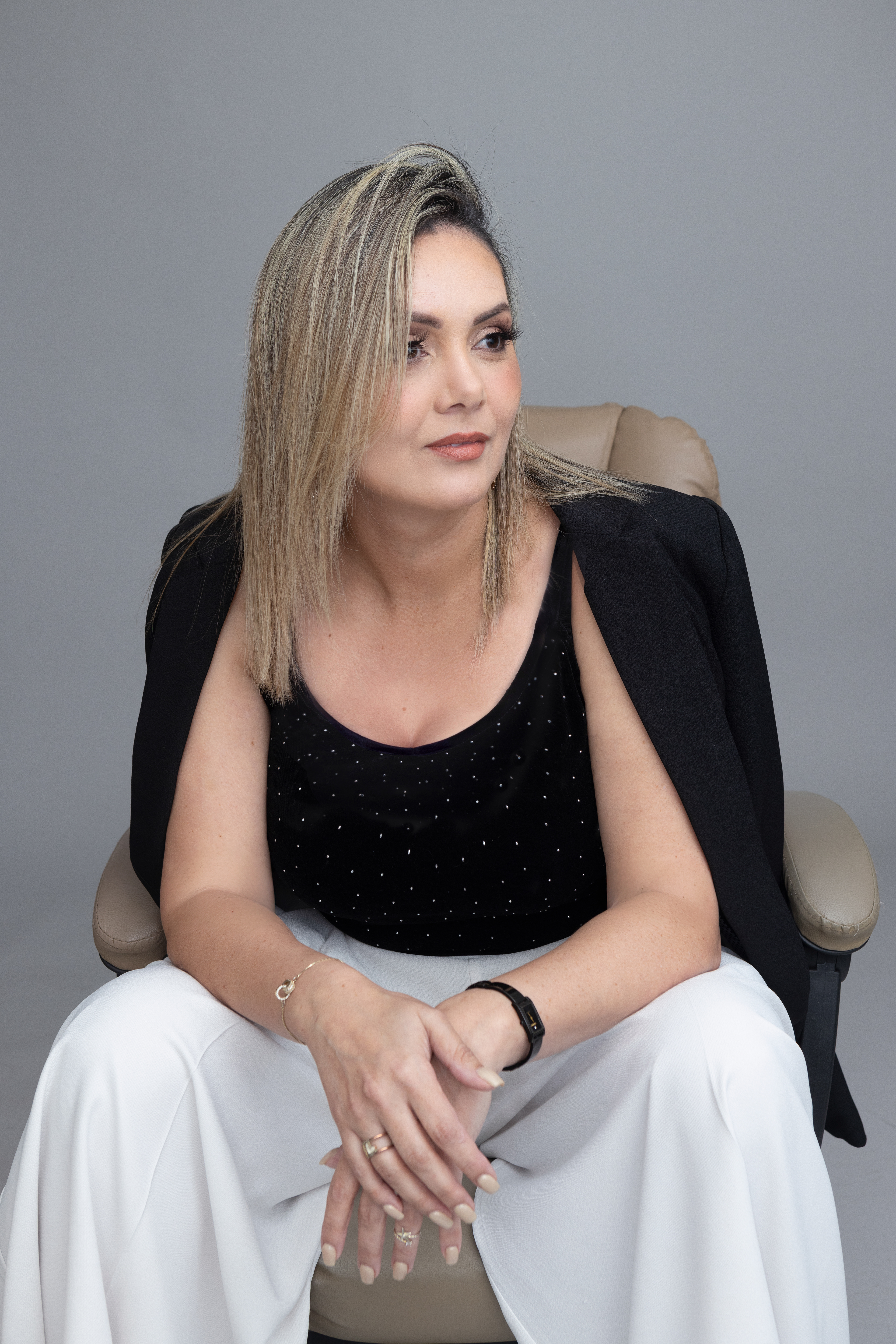 Monica Echeverri, CEO de ECA. Poder, elegancia y visión estratégica con estilo.