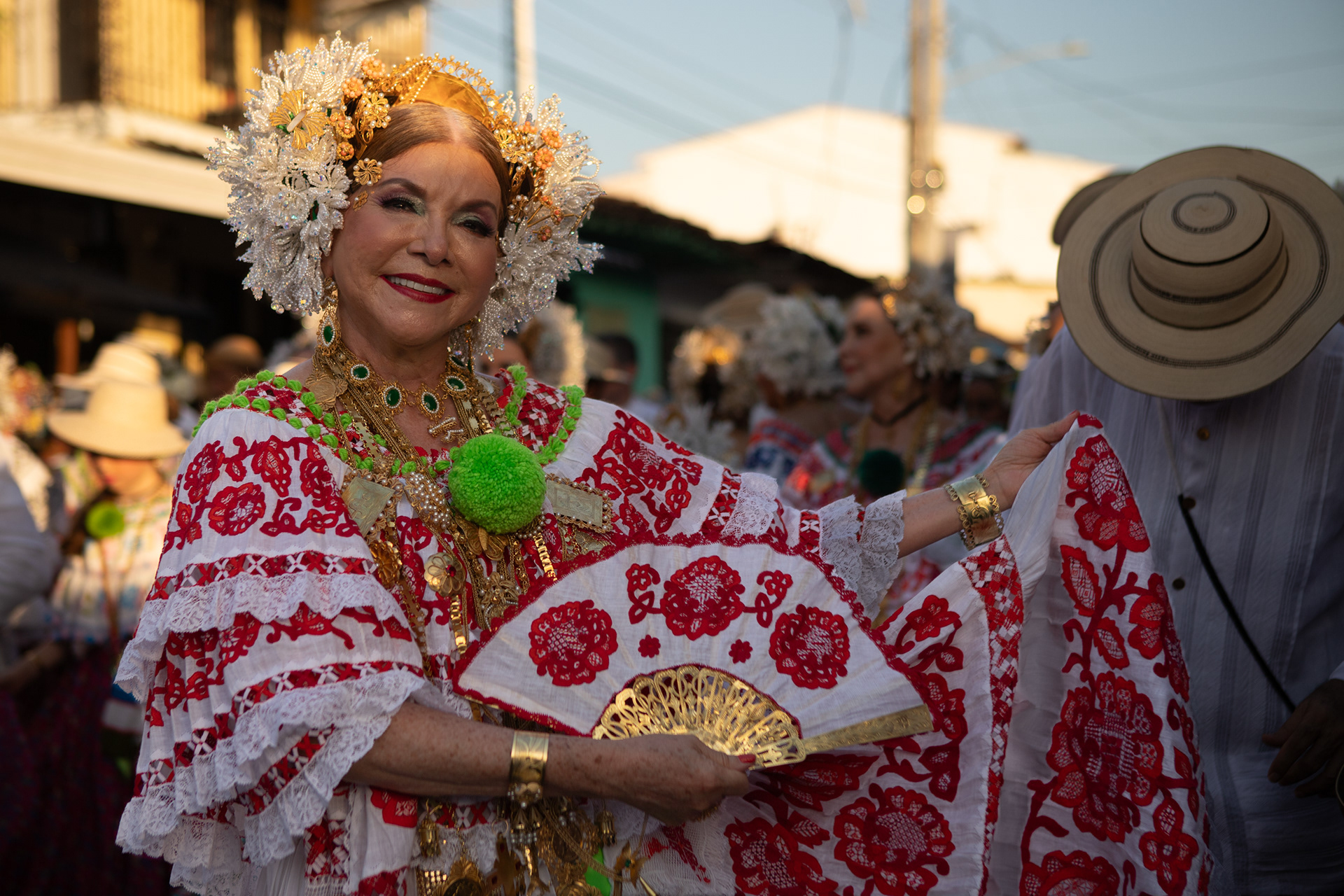 Presencia de Global Bank en el Desfile de las Mil Polleras 2024. Una fusión entre identidad nacional y compromiso institucional, capturada con mirada profesional y sensibilidad cultural.
