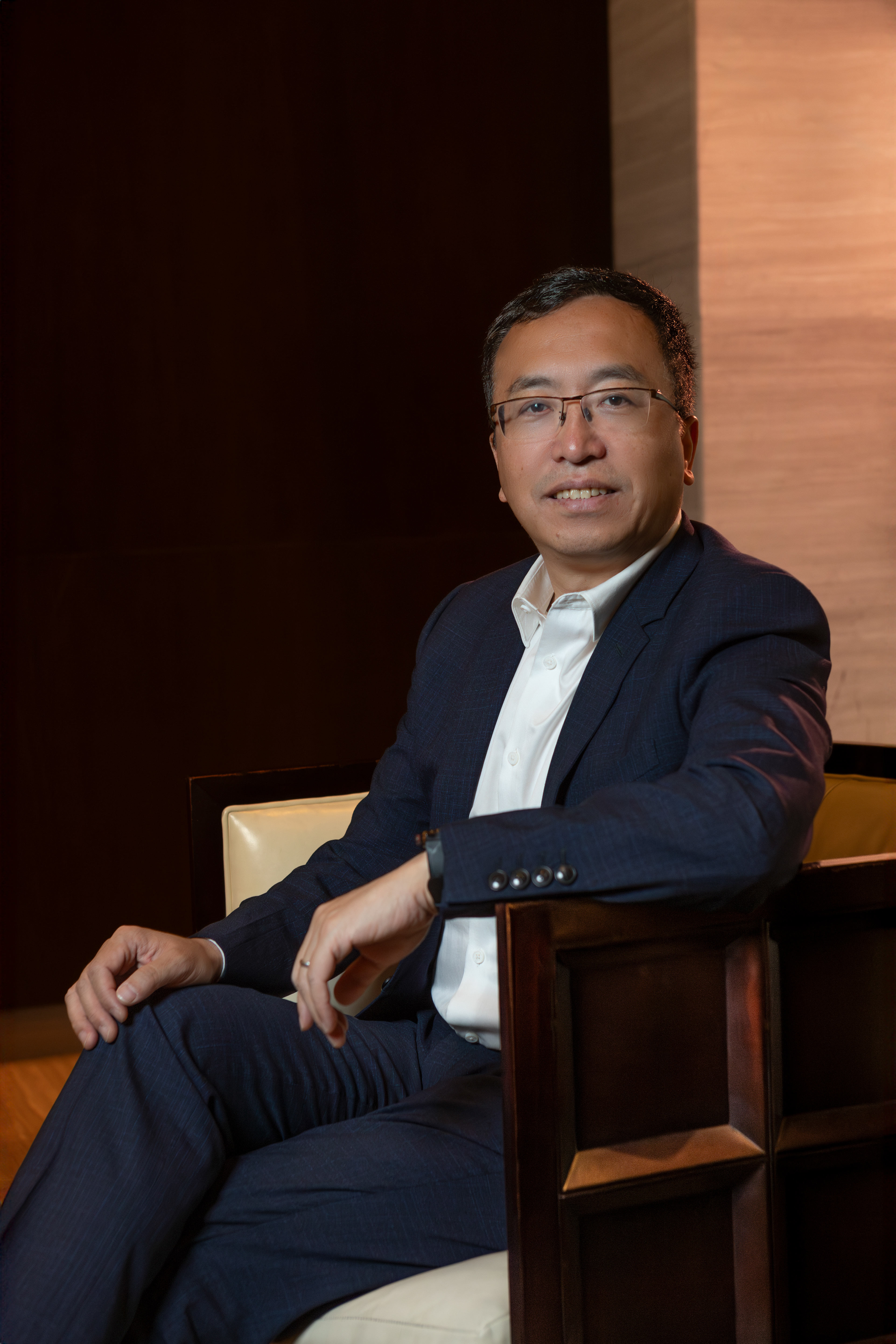 Retratos ejecutivos de George Zhao, CEO de HONOR en Panamá. Una sesión que destaca su liderazgo y visión innovadora en el sector tecnológico.