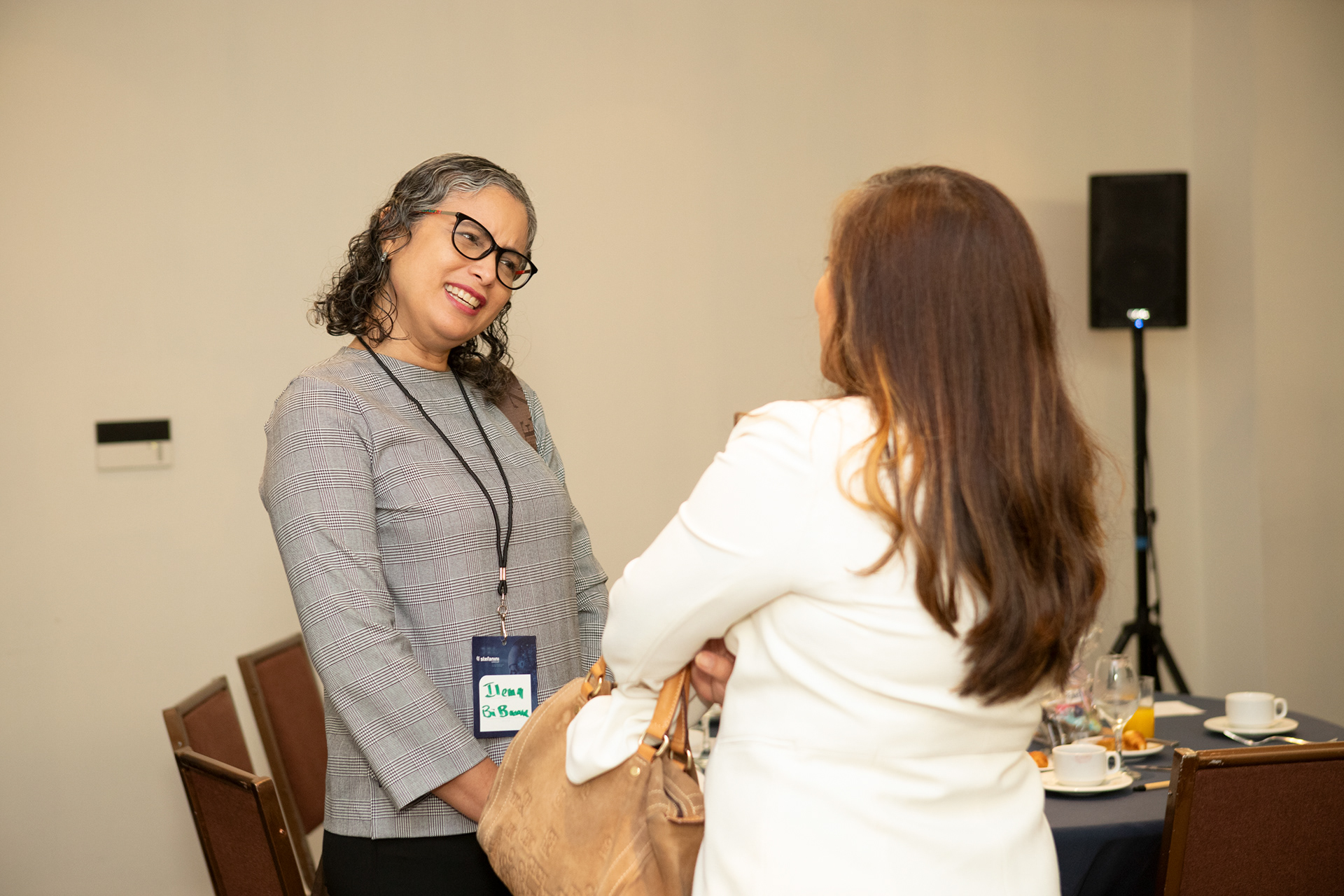 AI Powered Banking: una experiencia de innovación financiera organizada por Stefanini Group y Cobis Topaz en Panamá. Fotografía profesional que captura tecnología, networking y visión de futuro para la banca digital.