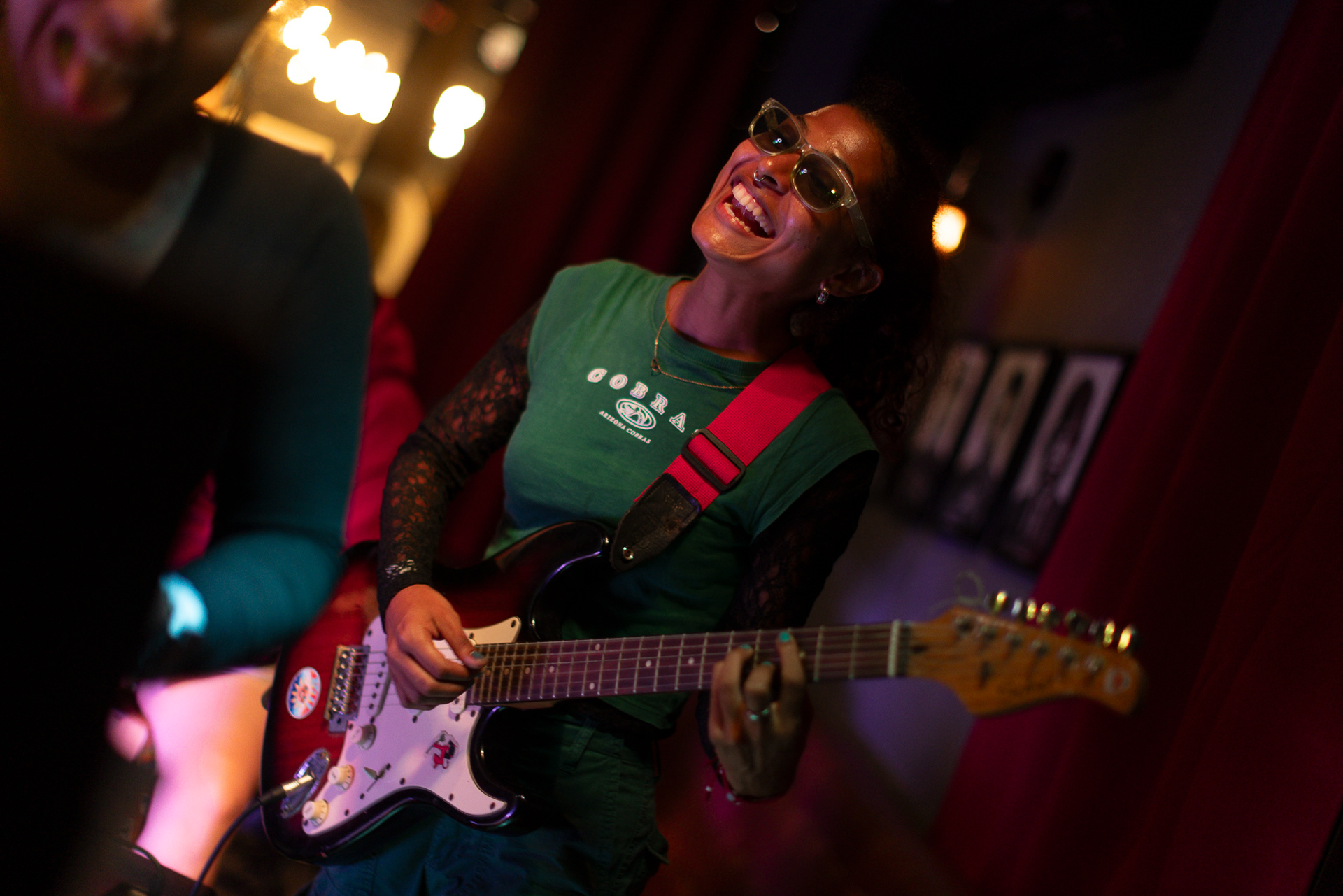 Butumpa de Mujeres en Canvas Urbano: una explosión de arte, expresión visual y poder femenino en Cervecería Central. Fotografía con enfoque editorial para visibilizar cultura, identidad y comunidad.