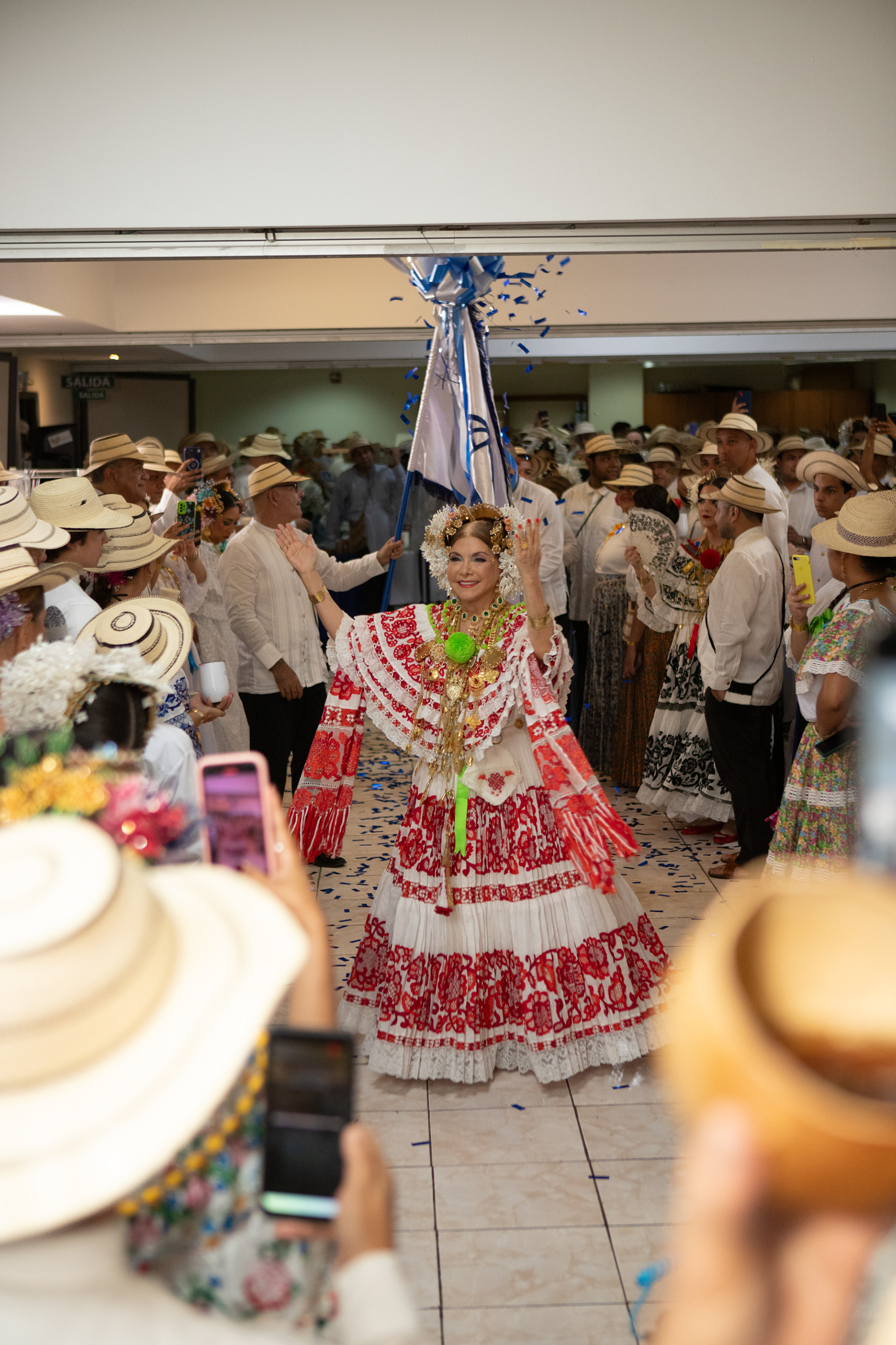 Presencia de Global Bank en el Desfile de las Mil Polleras 2024. Una fusión entre identidad nacional y compromiso institucional, capturada con mirada profesional y sensibilidad cultural.
