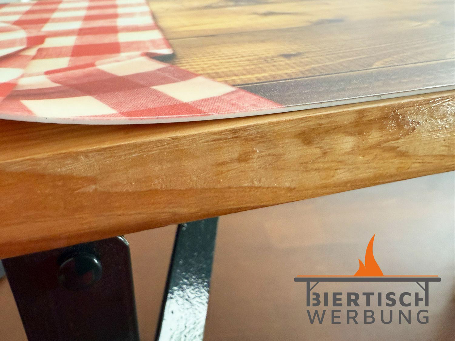 Biertischauflage aus hochwertiger Kunststoffplatte mit 1 mm Stärke, langlebig, flexibel und wiederverwendbar – ideal für den dauerhaften Einsatz ohne Verziehen oder Reißen.