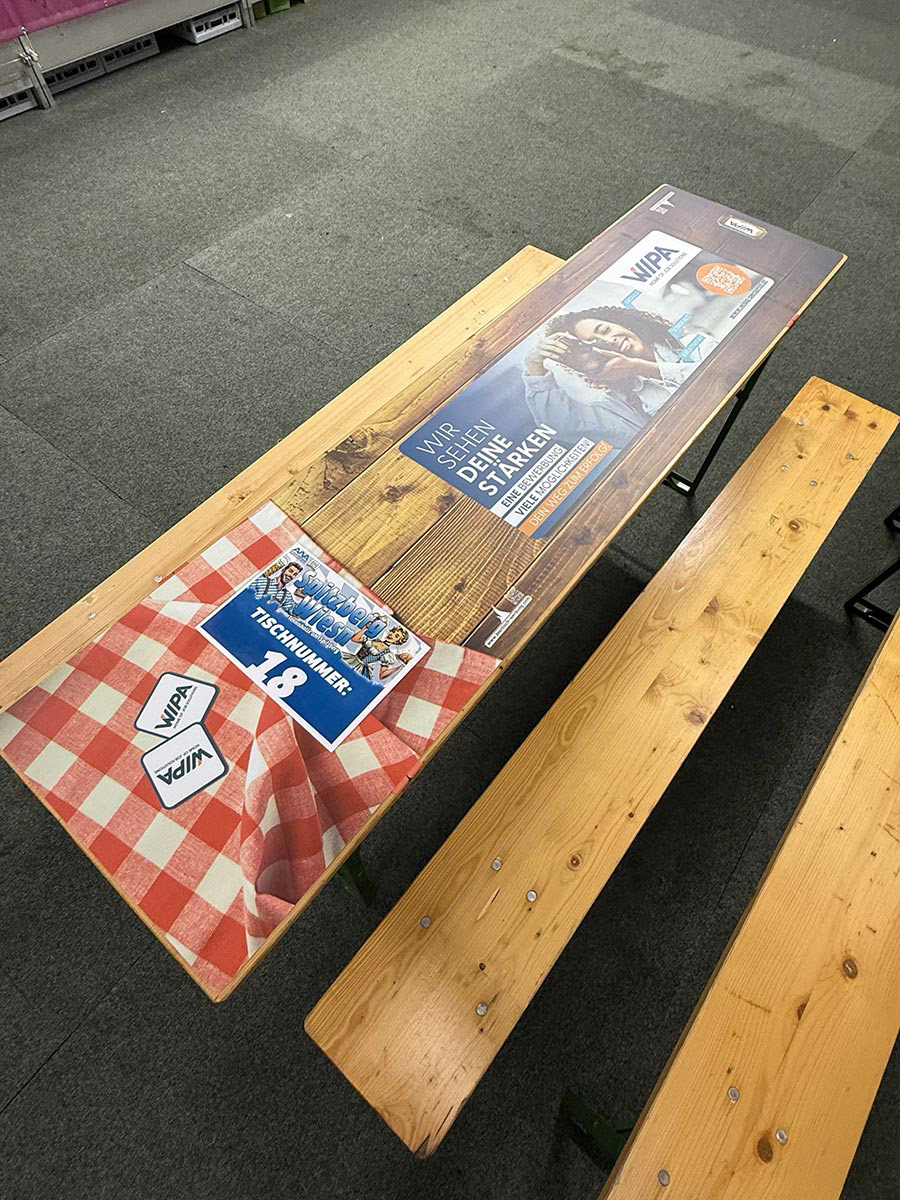 Spitzberg Wiesn VIP Bereich mit Biertischauflagen Sponsor WIPA