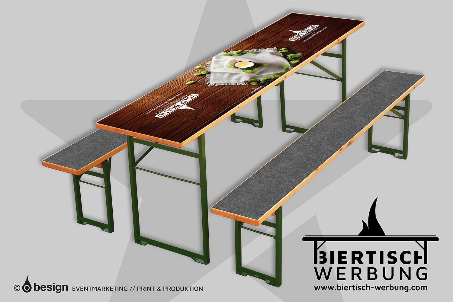 Perspektivische Ansicht einer Biertischgarnitur mit eleganter Tischauflage in edler Holzoptik, dekoriert mit Kerze, Hopfendolden und weißem Tischtuch.