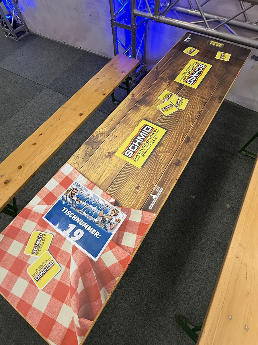 Spitzberg Wiesn VIP Bereich mit Biertischauflagen Sponsor Schmid Dachdeckerei