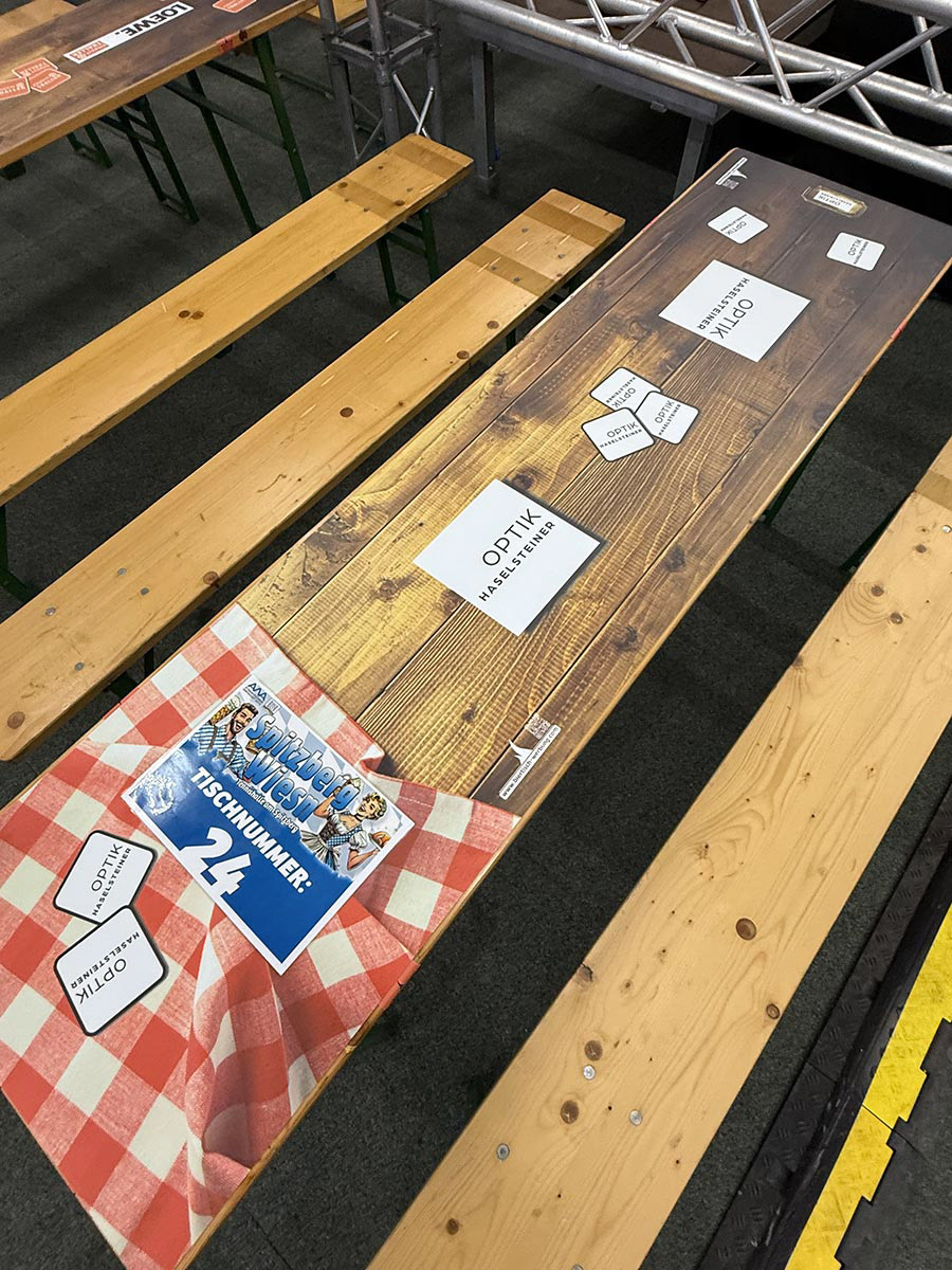 Spitzberg Wiesn VIP Bereich mit Biertischauflagen Sponsor Optik Haselsteiner
