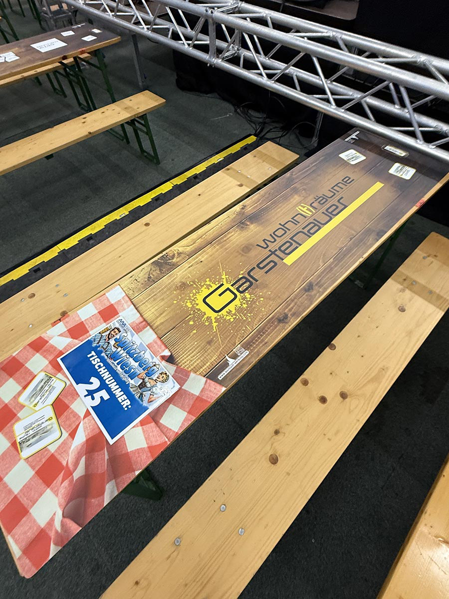 Spitzberg Wiesn VIP Bereich mit Biertischauflagen Sponsor Garstenauer