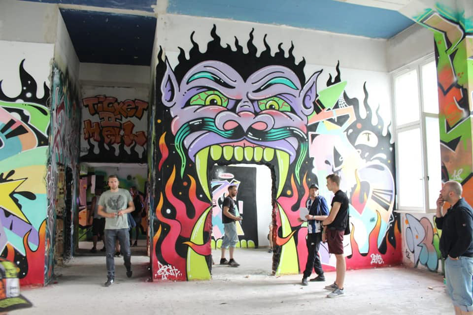 Urbane Kunst schafft aus den Einflüssen des Umfelds Kunst. So geschah es auch auf der temporären Kunstausstellung URBAN LINES. Auf über 4000m2 mit mehr als 100 Künstlern, entstanden aus Löchern in Wänden z.B. brüllende Fabelwesen durch die man als Besucher spazieren konnte. Zwischennutzung als Urbane Kunstaustellung vor dem Abriss oder Sanierung stellt eine Win Win für beide Parteien da.