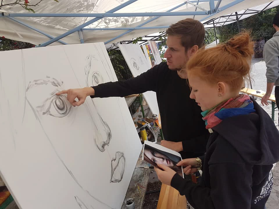 Adult Workshops und Seminare von Kalligrafie bis hin zu Fotorealismus