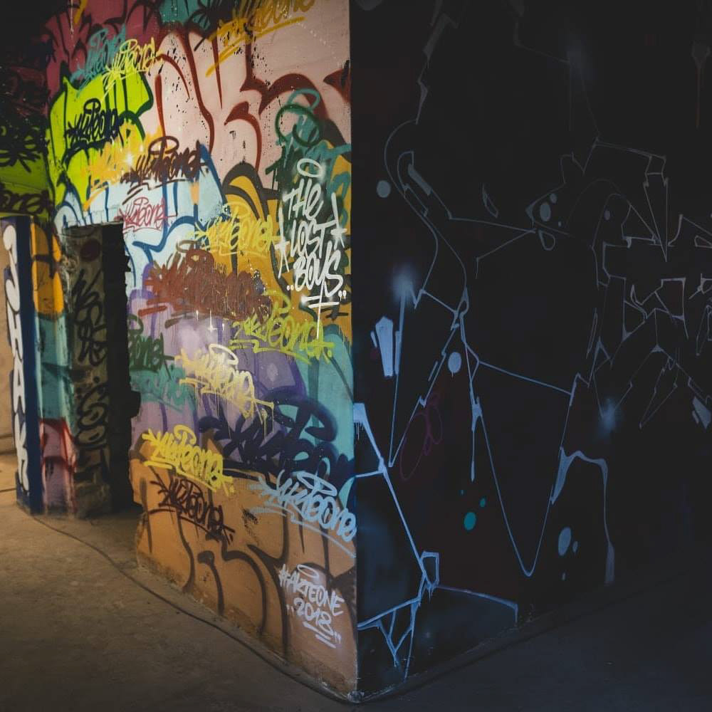 Der Ursprung von Urban Art sind unbestritten Graffiti Tags. Aus ihnen entwickelten sich hoch komplexe Schriftstyles bis hin zur heutigen Street Art. Hier ein Werk von Akte One auf der URBAN LINES.