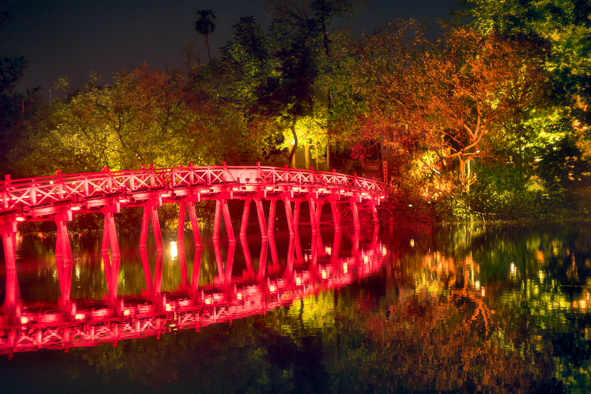 Húc Bridge to Ngoc Son Temple, Hoan Kiem Lake