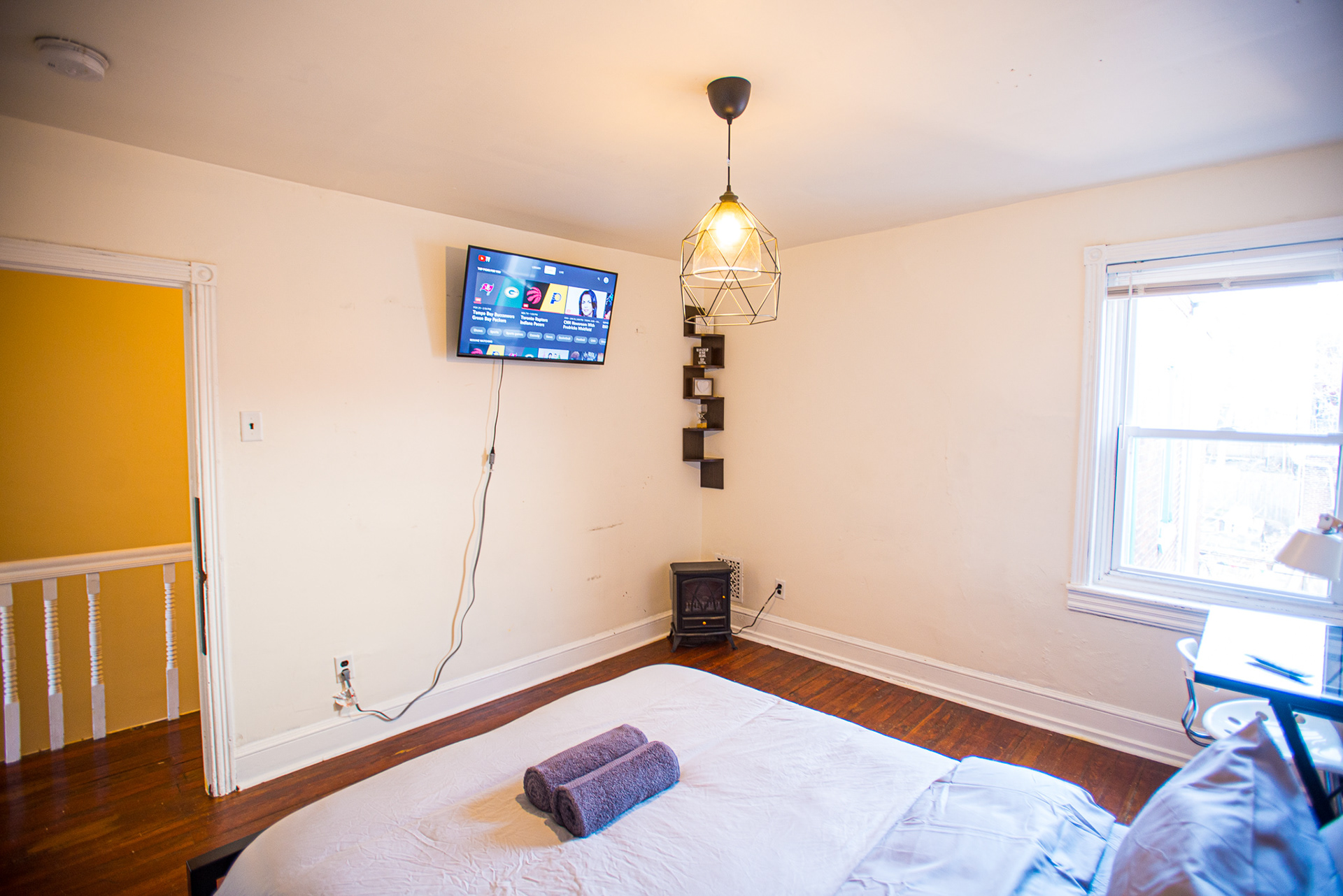 Airbnb room listing