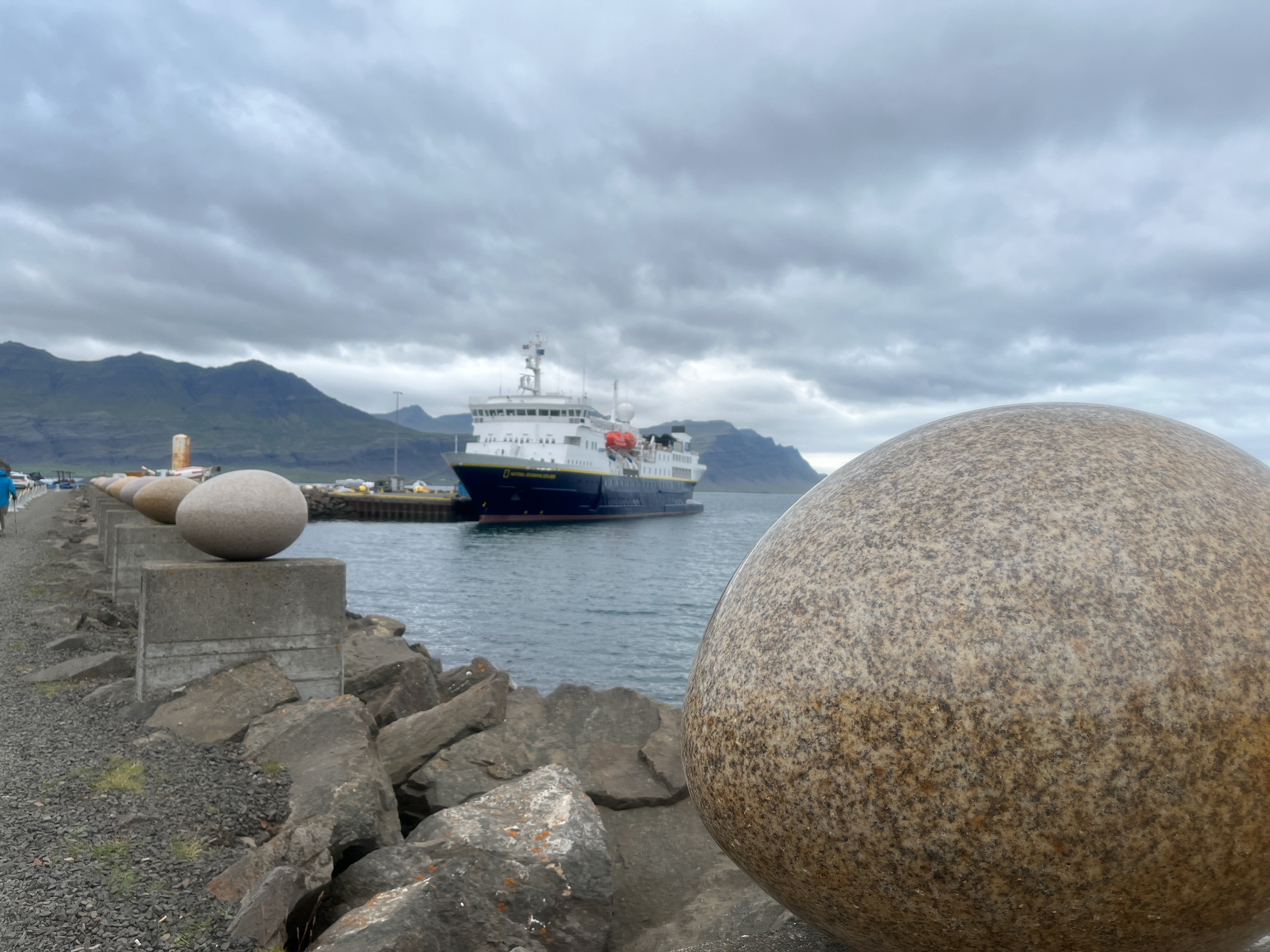 Eggin-i-Gledivik and National Geographic Explorer
