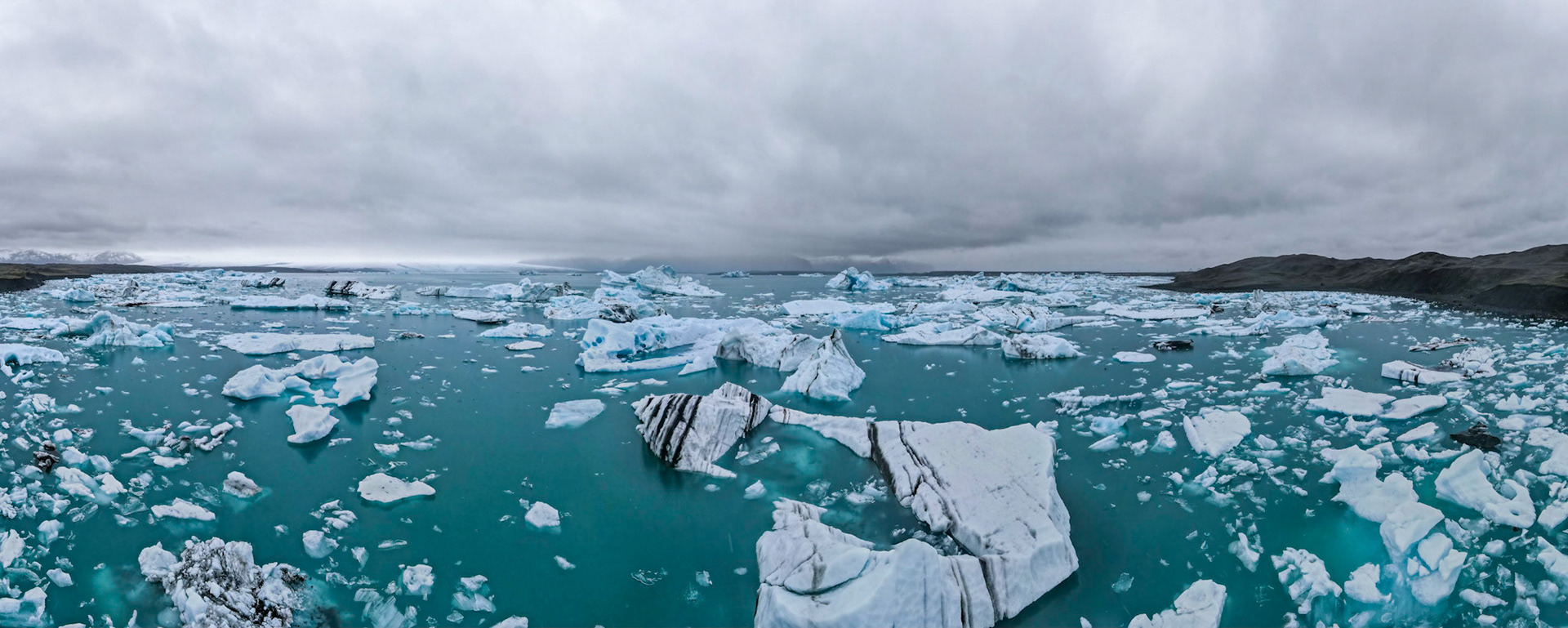 Panorama aérien 180 degrés de la lagune glaciaire de Jökulsárlón / Parc national du Vatnajökull