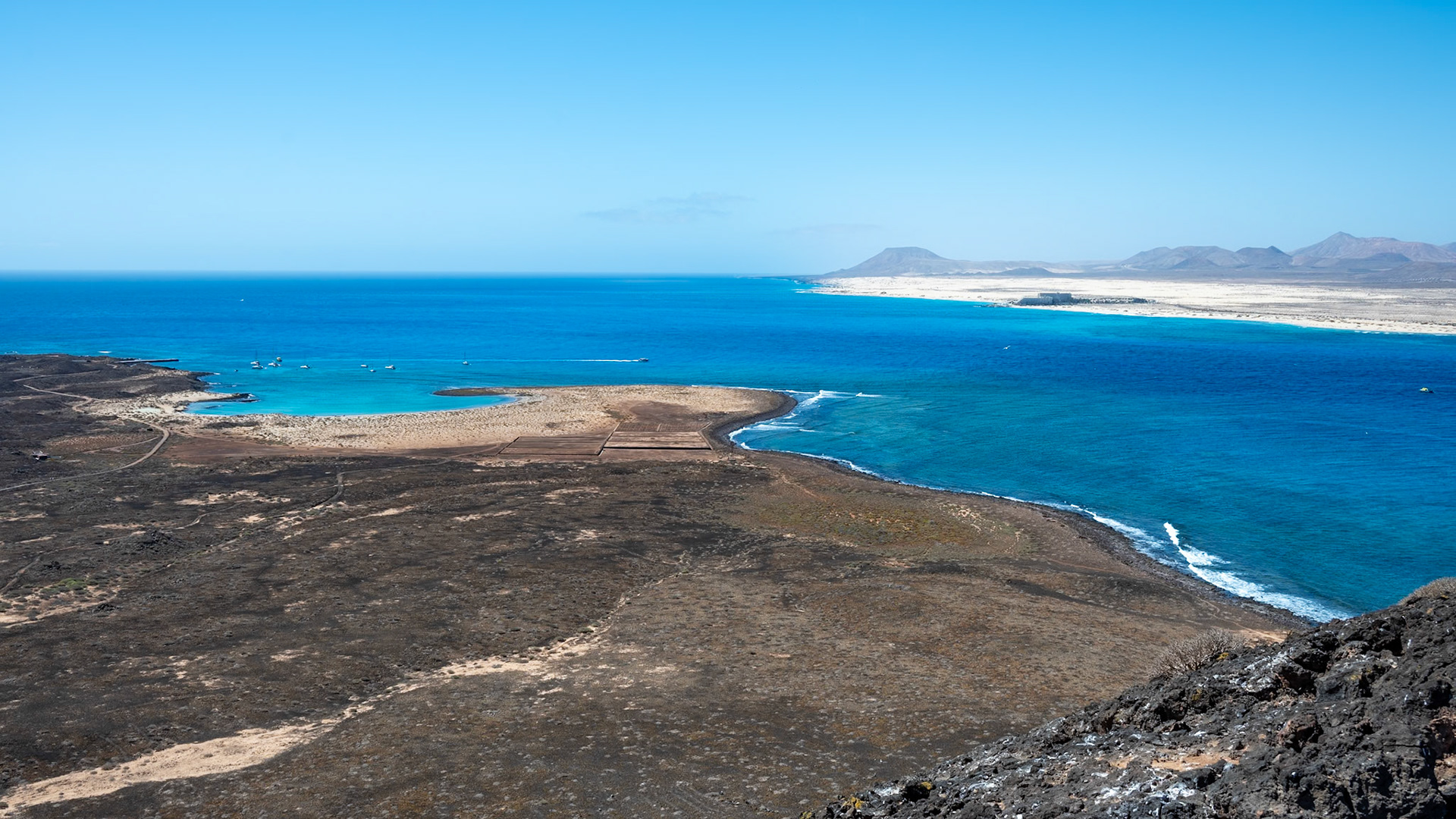 Ile de Los Lobos, parc naturel de Corralejo au loin
