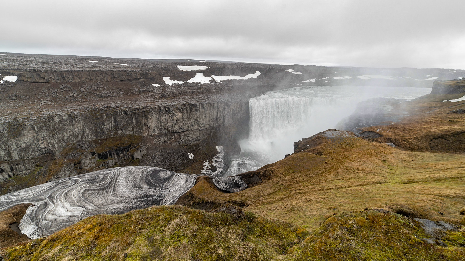 Les chutes de Dettifoss, les plus puissantes d'Europe avec 400 mètres cube, 45 m de haut et 100 m de large