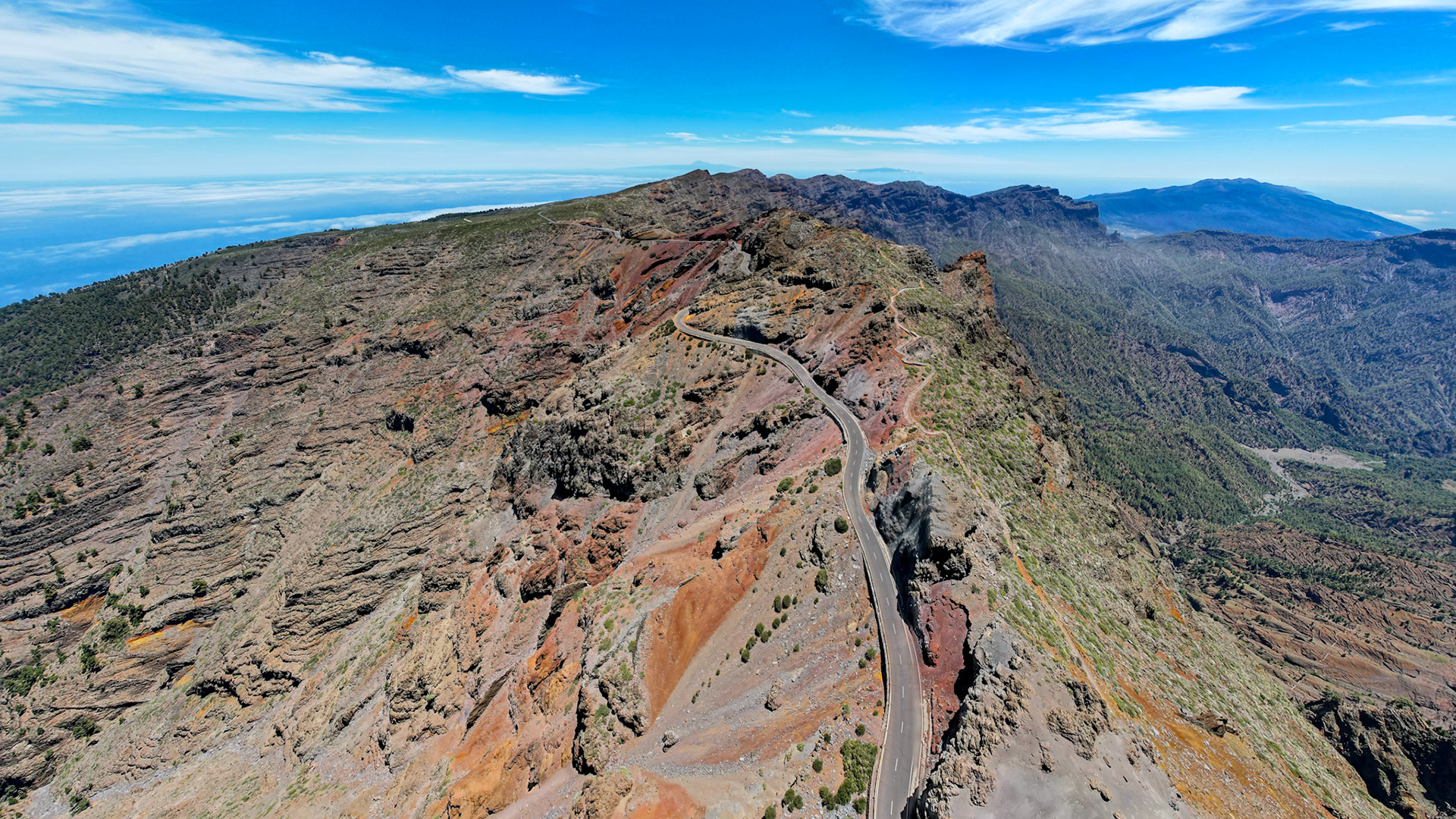 Route du Roque de Los Muchachos, caldera de Taburiente à droite