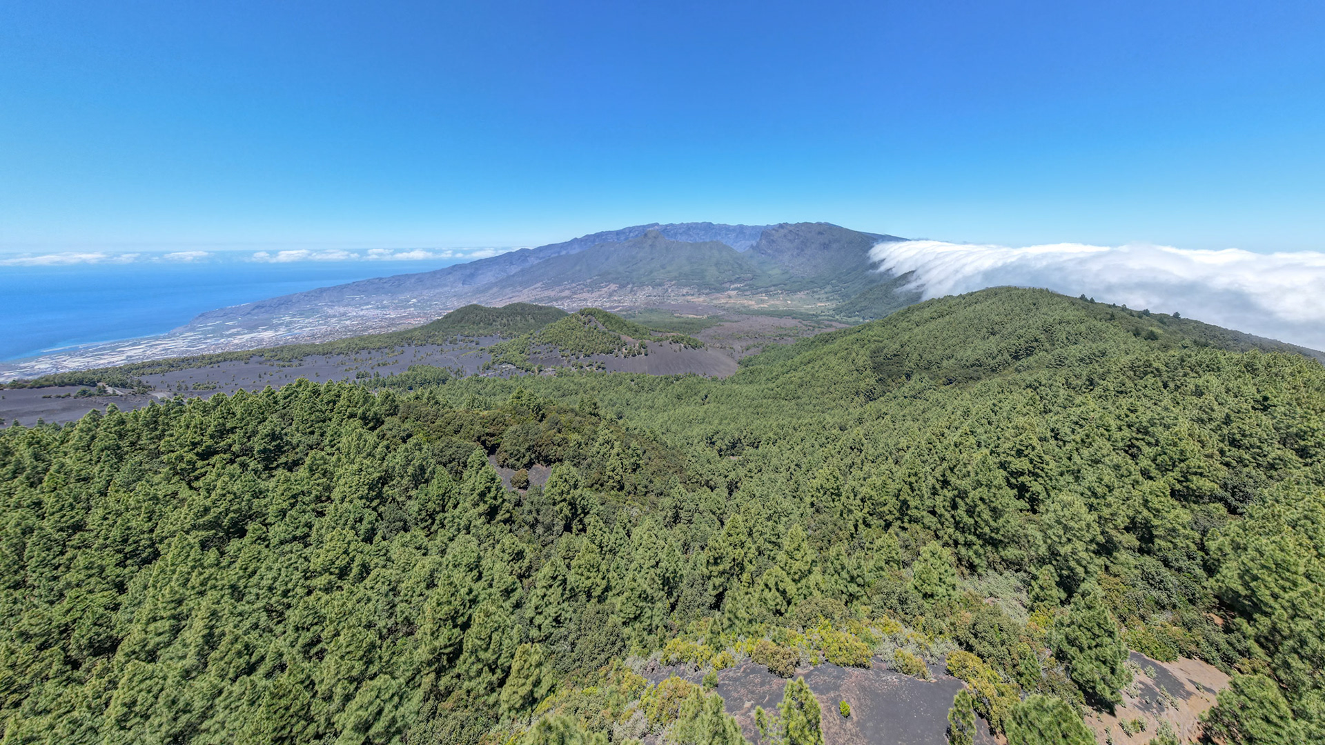 Depuis le refuge d'El Pilar, ville de Los Llanos, au loin caldera de Taburiente