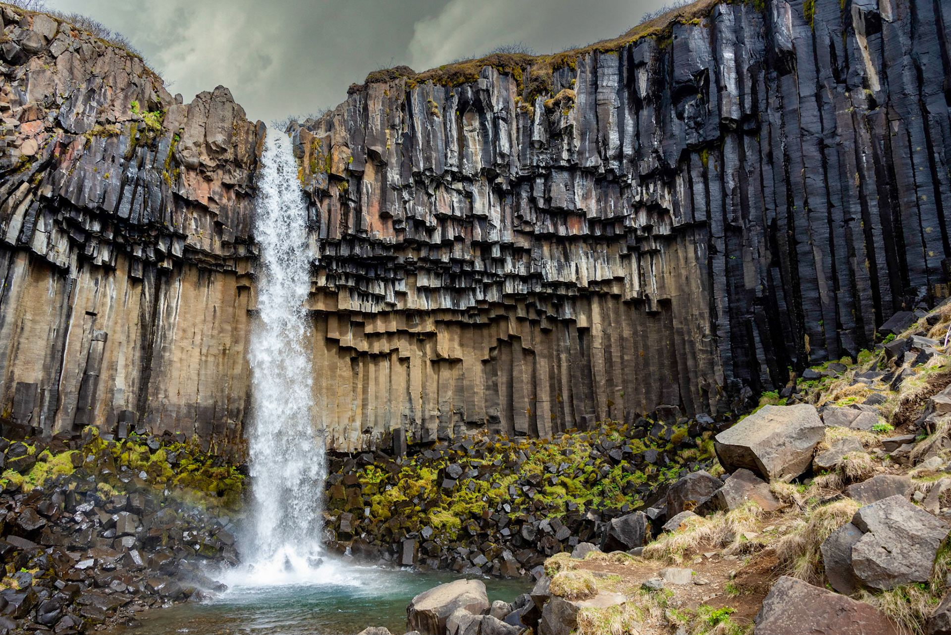 Svartifoss et ses orgues basaltiques / Chute de 20 m dans la région du Skaftafell, au sud du Parc national du Vatnajökull