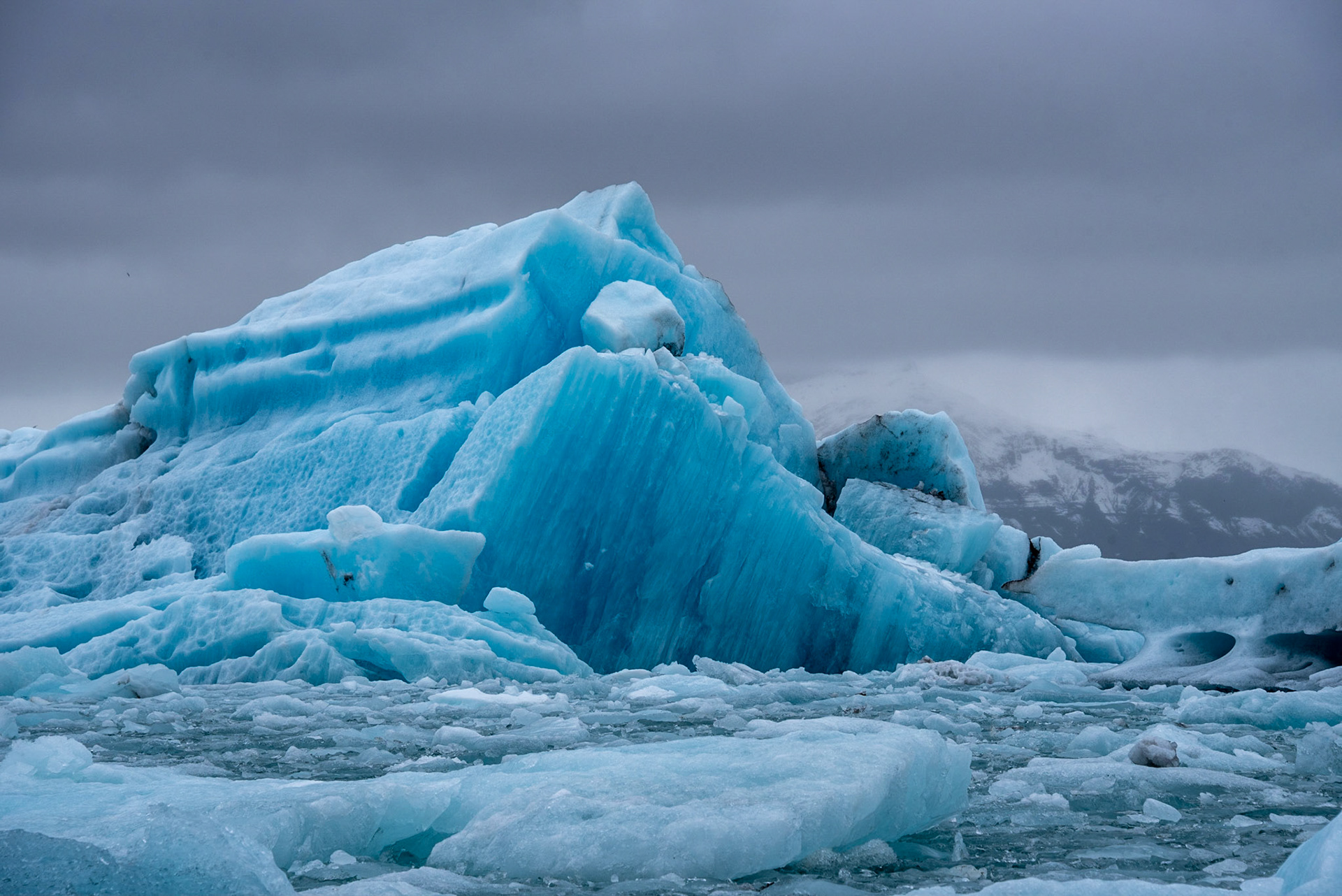 Lagune glaciaire de Jökulsárlón / La couleur bleue de la glace est caractéristique d'une glace dense et ancienne, qui réfléchit la couleur bleue sans l'absorber